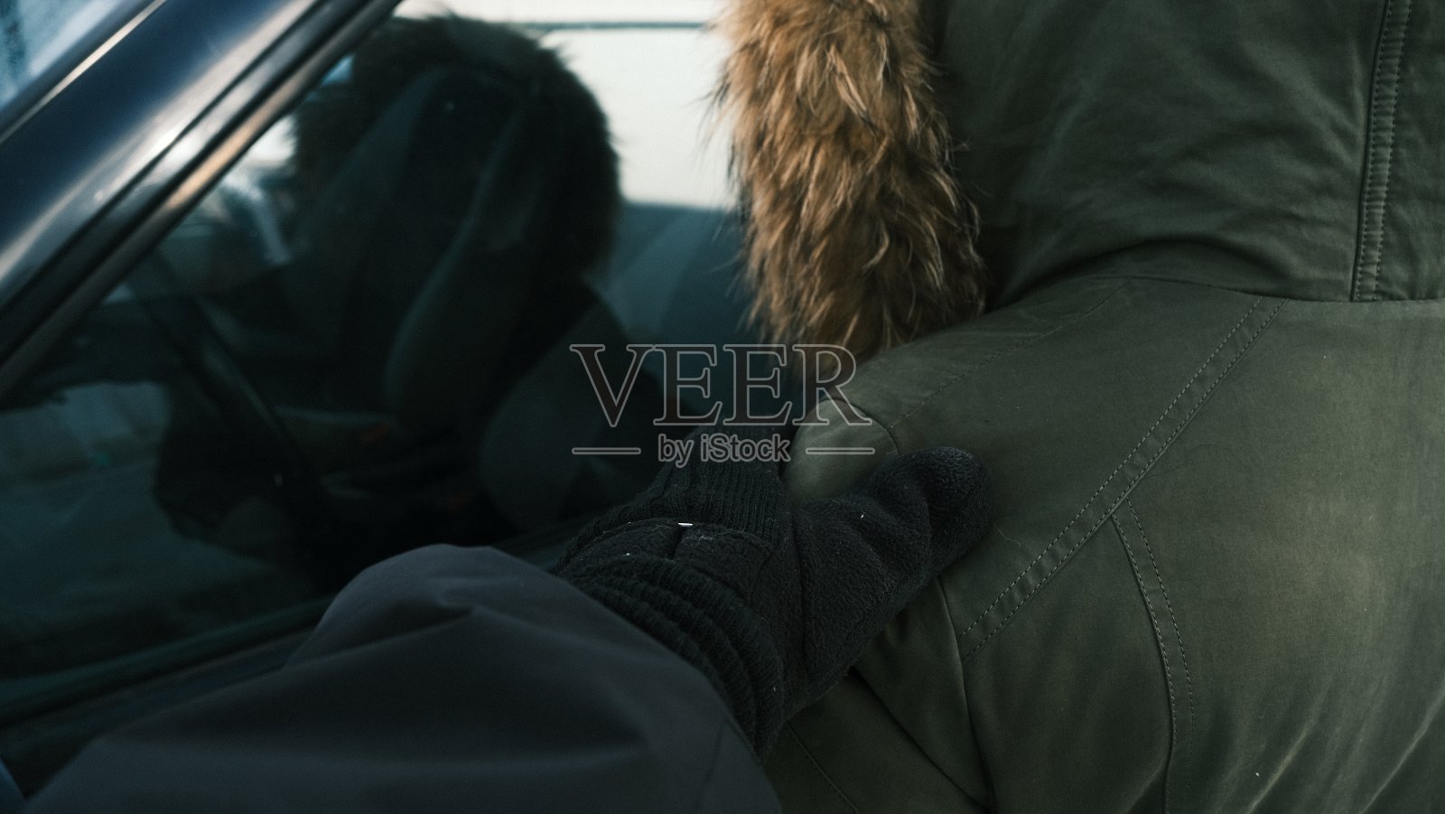 当那个女人打开汽车时,有人的手摸着她的肩膀照片摄影图片