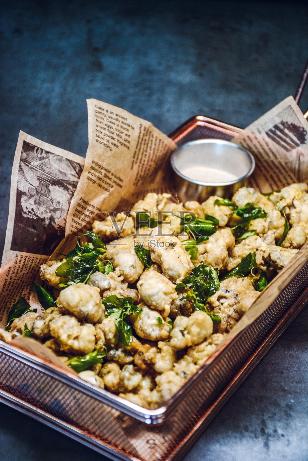 特写镜头的美味的台湾炸牡蛎在孤立的背景照片摄影图片