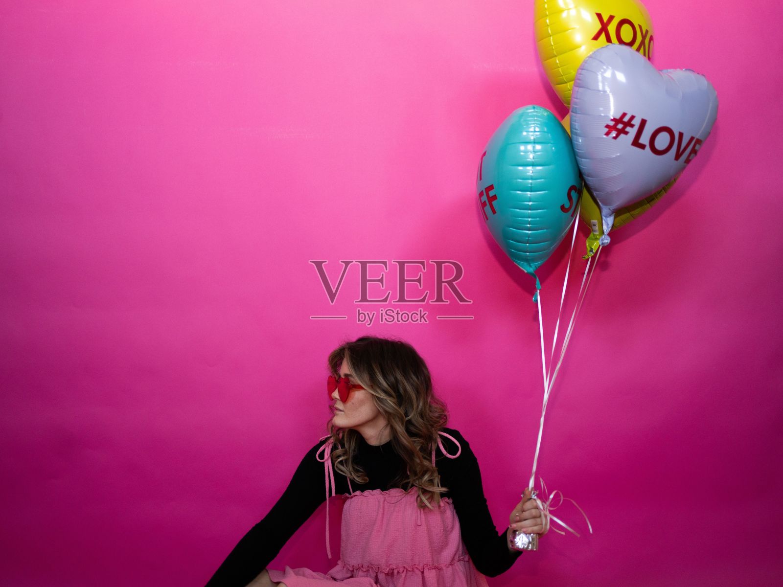 情人节与女人合影。照片摄影图片