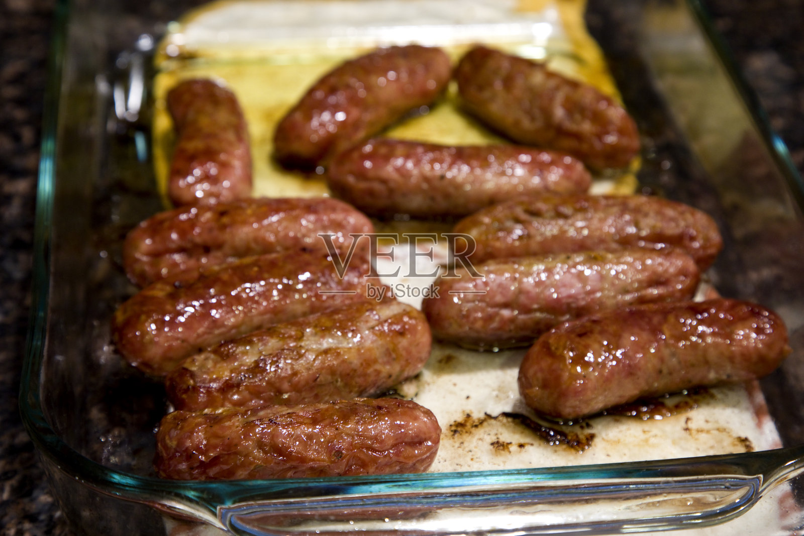 在盘子里烤的香肠照片摄影图片