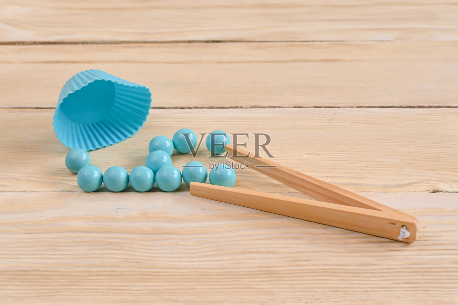 蓝球和木镊子。照片摄影图片