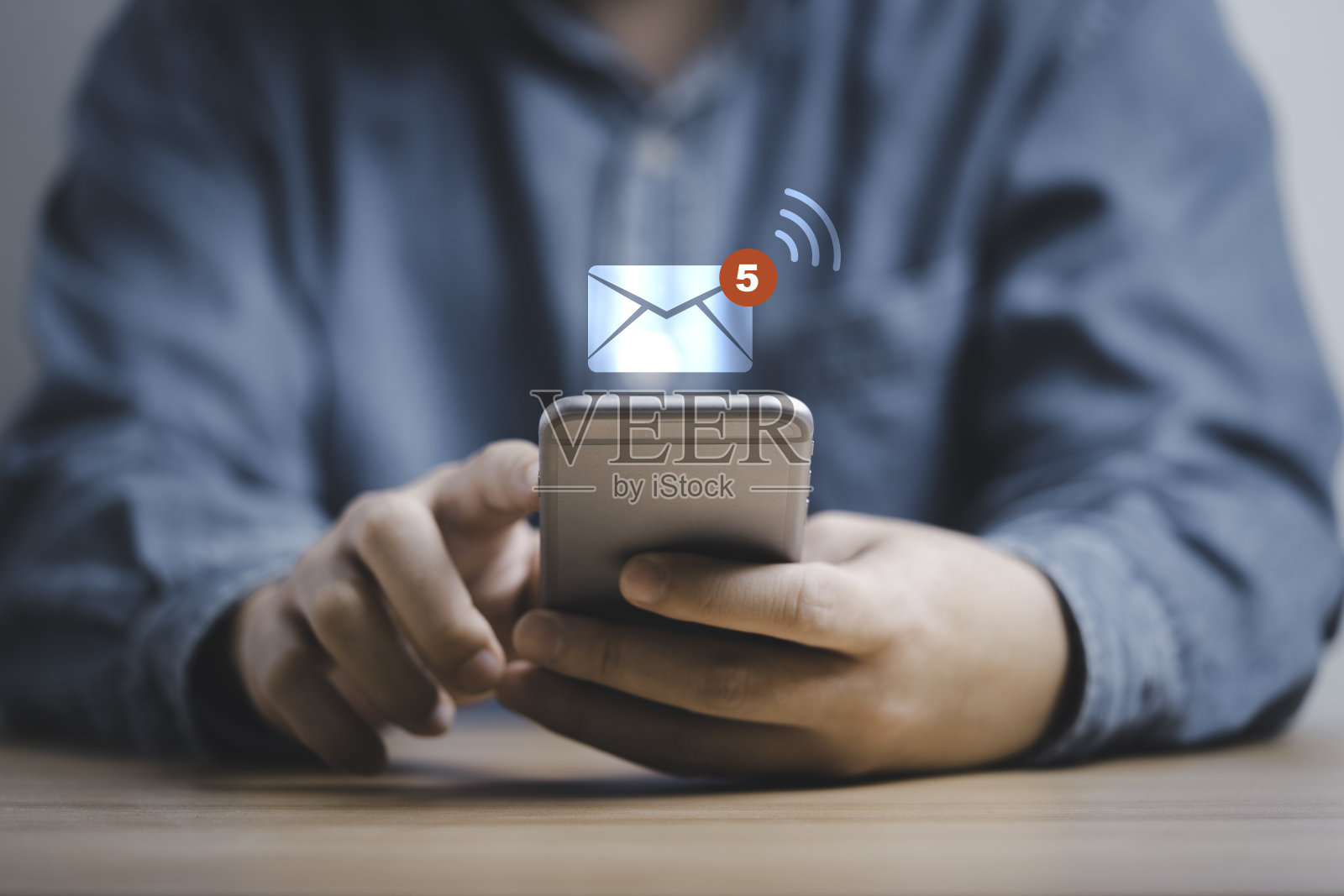 商人使用智能手机和触摸虚拟白色通讯电子邮件或电子邮件通知警报的概念。照片摄影图片