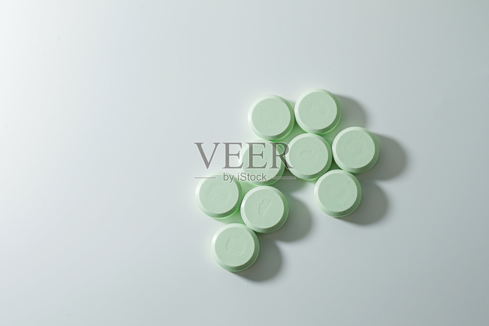 一堆药片和抗生素,白色的药片,浅绿色的,有复制空间。照片摄影图片