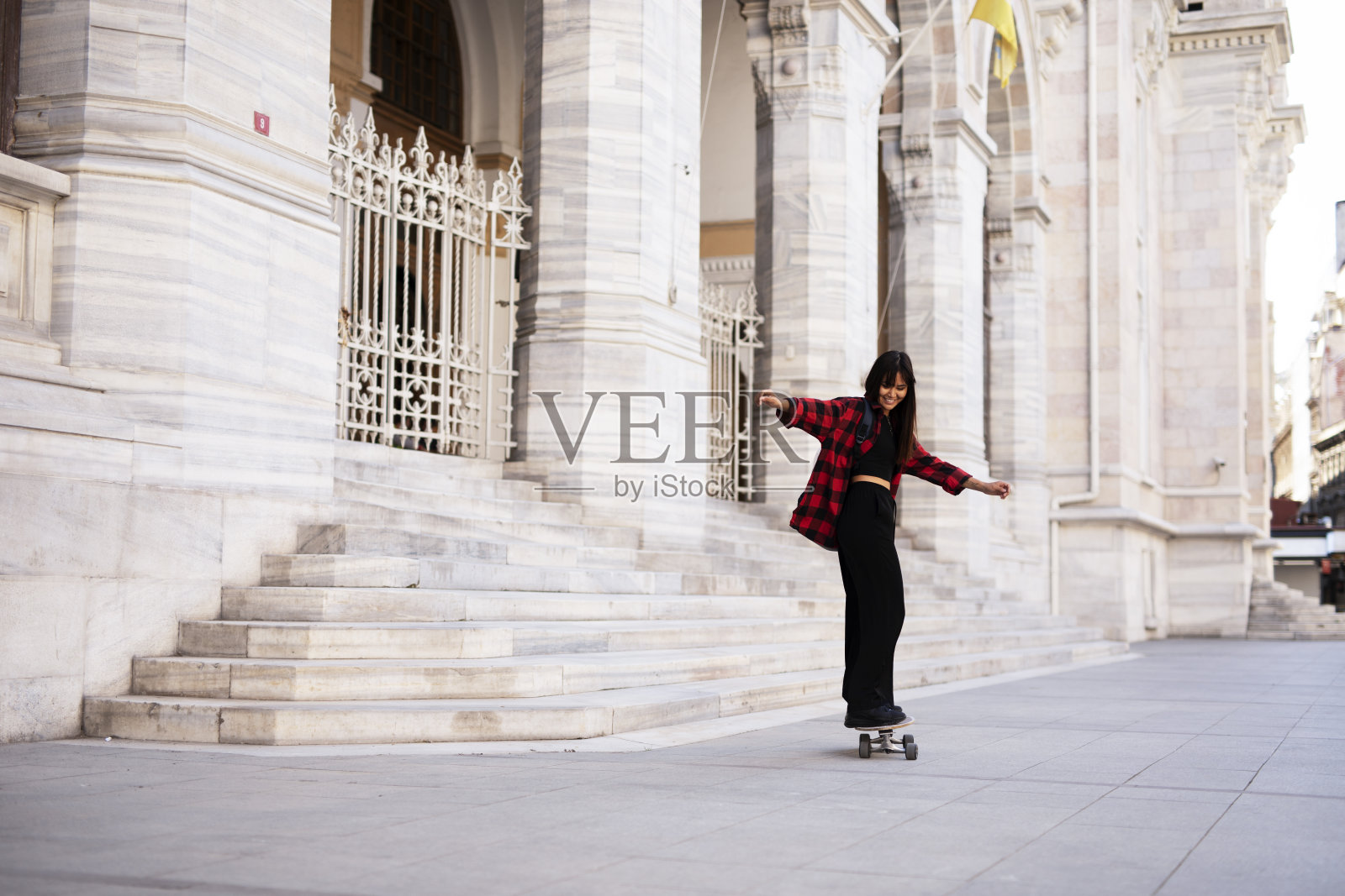 微笑的女人喜欢在城市照片摄影图片