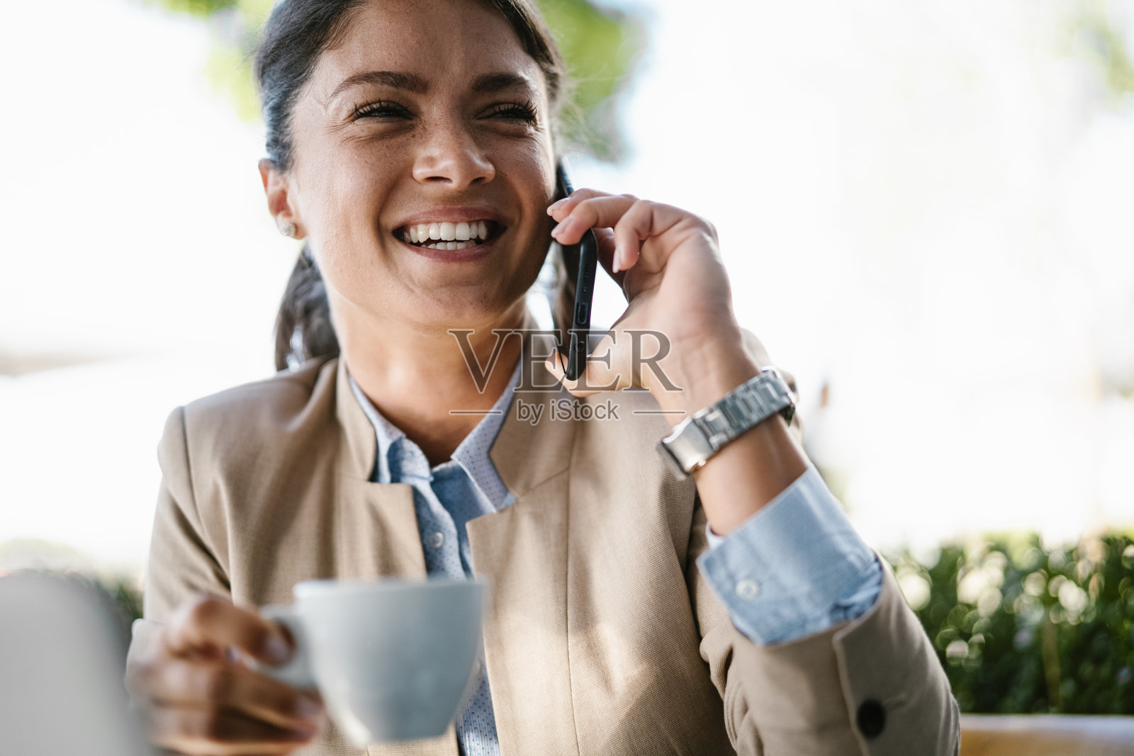 美丽优雅的女人使用电话照片摄影图片