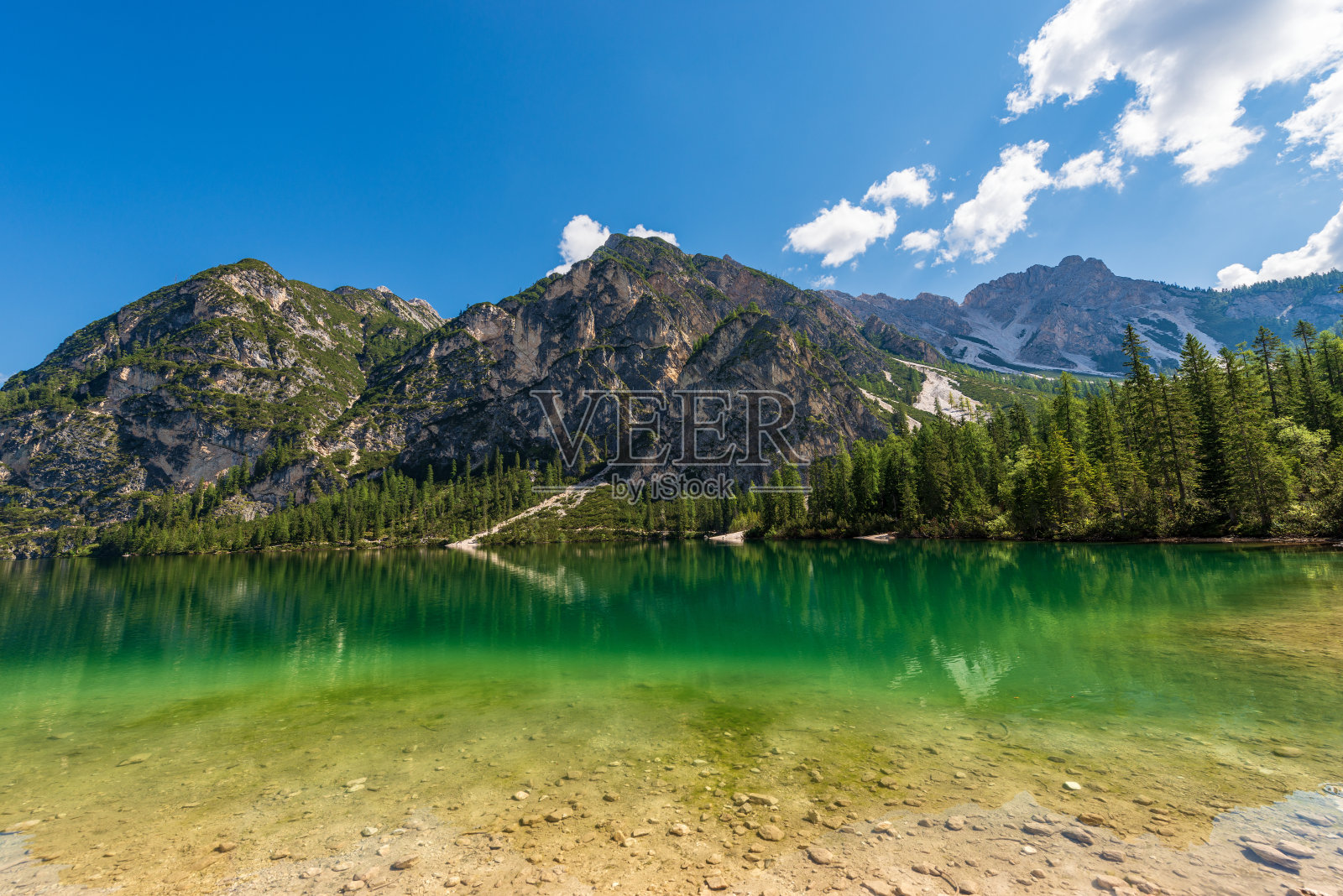 布雷斯湖或普拉格瑟维尔德湖 - 多洛米蒂山脉 意大利特伦蒂诺-上阿迪杰照片摄影图片