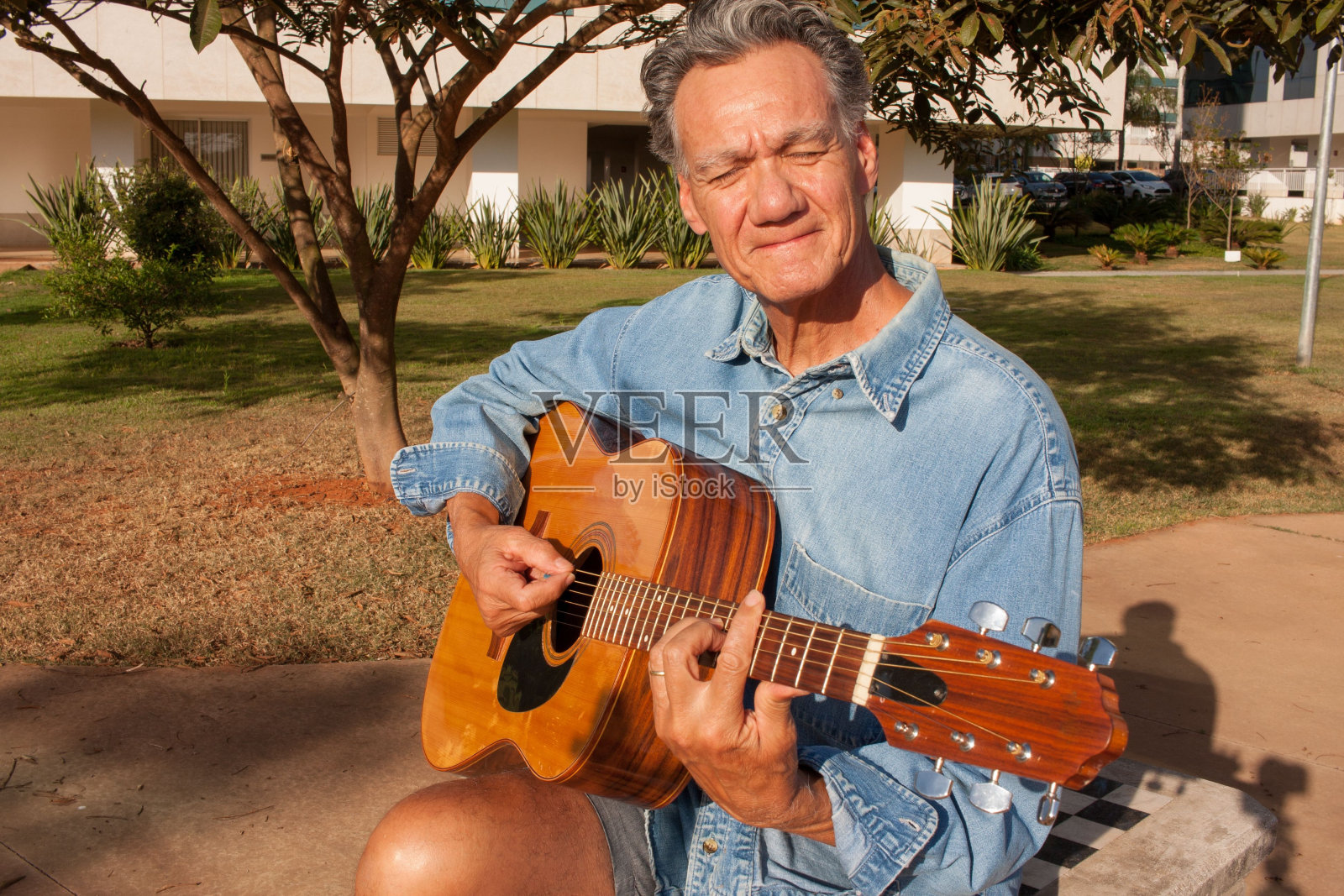 在公园里弹吉他的人照片摄影图片