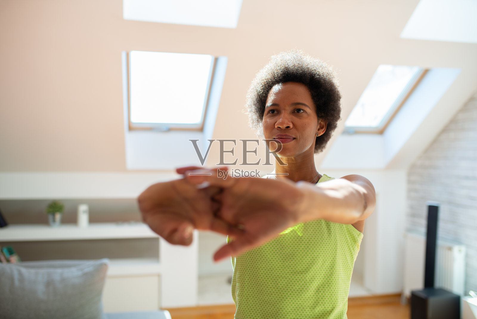 中年成年妇女在家里通过锻炼保持健康照片摄影图片