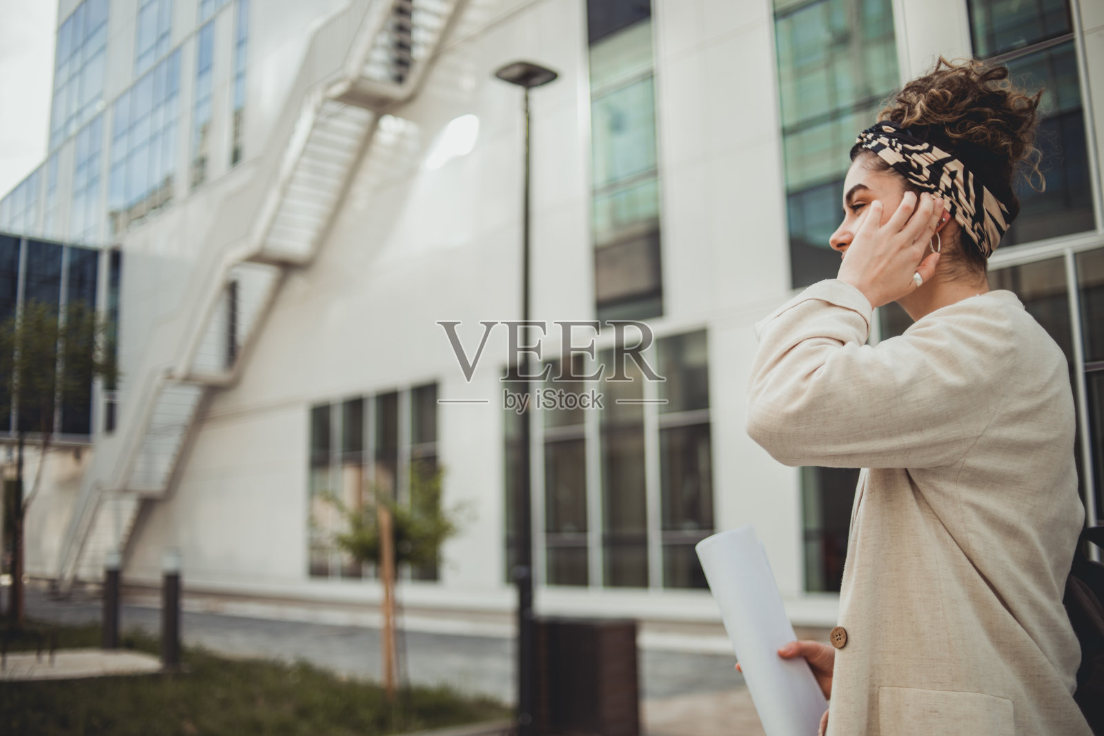 一名女学生站在教学楼旁的肖像照片摄影图片