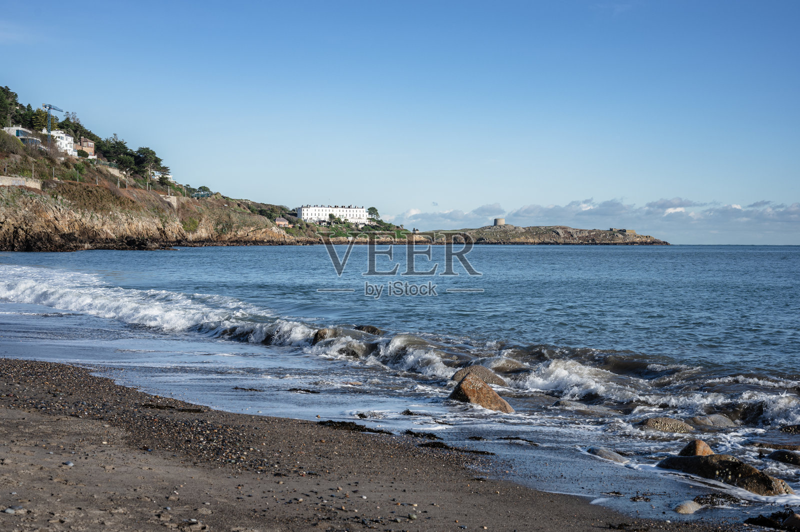 基里尼海滩的海浪照片摄影图片