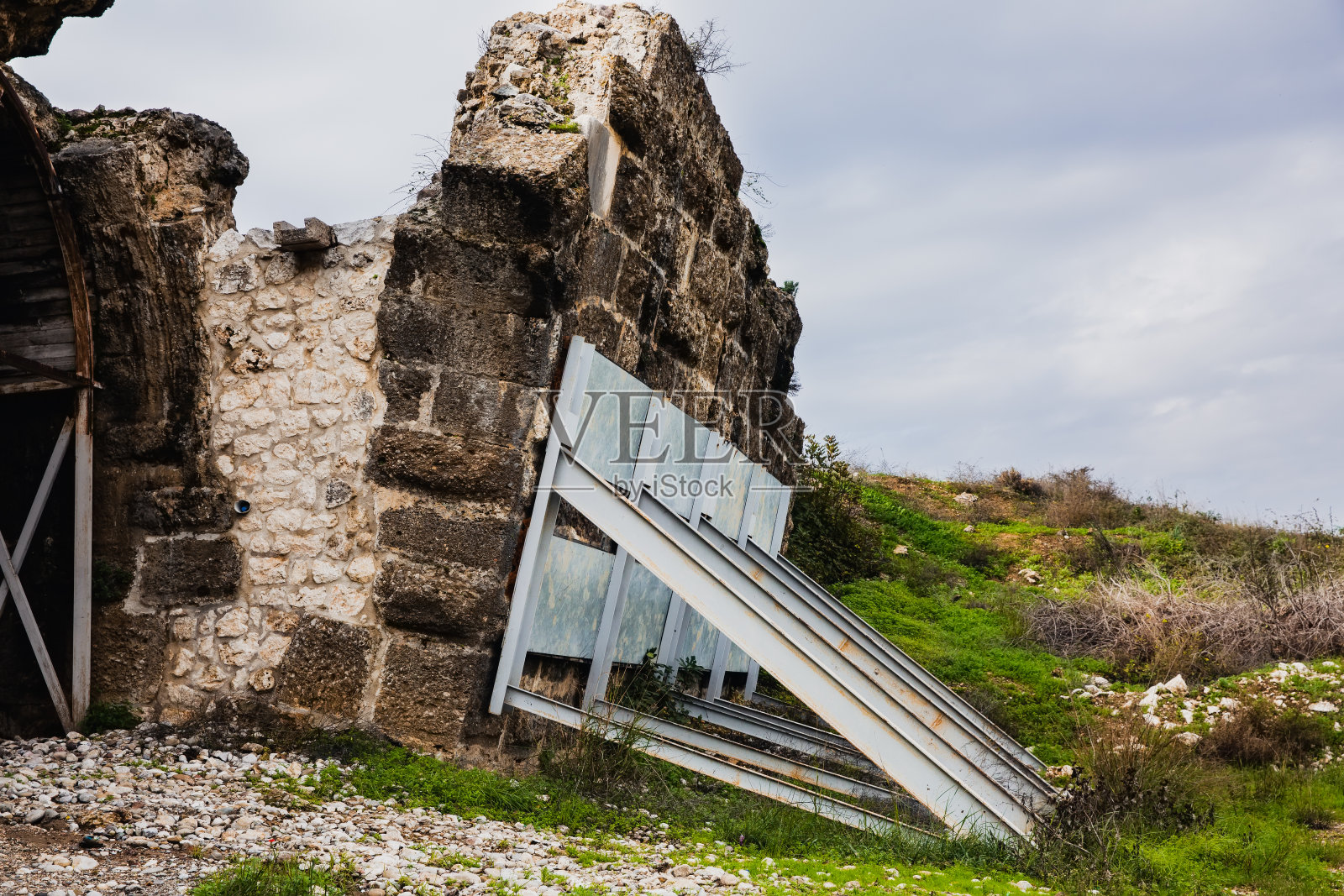 护墙:防止旧建筑物墙壁倒塌的金属结构钢板桩挡墙结构。破坏历史建筑的概念。照片摄影图片