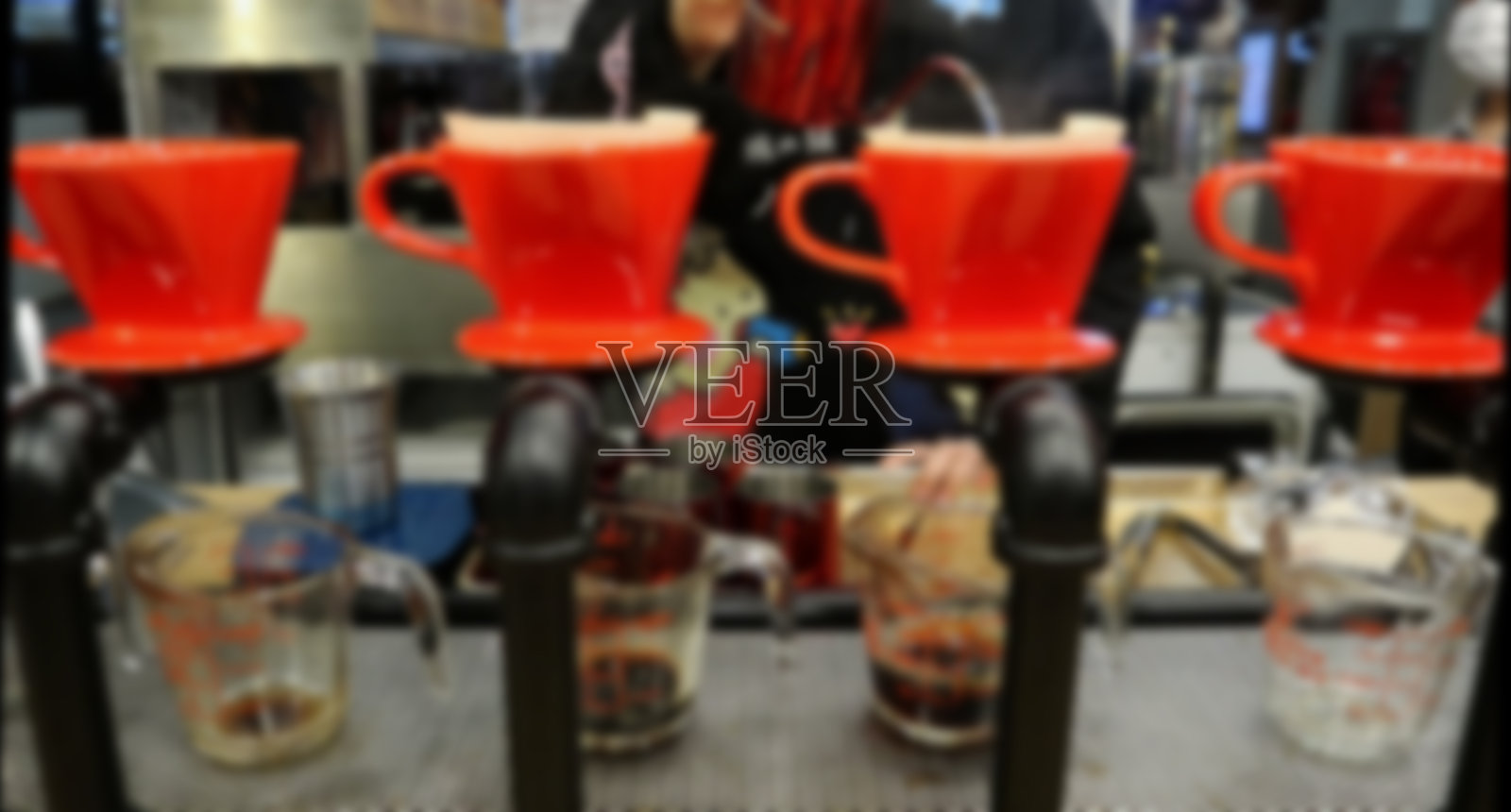 百货公司咖啡角,咖啡师将热水倒入新鲜的咖啡粉中照片摄影图片