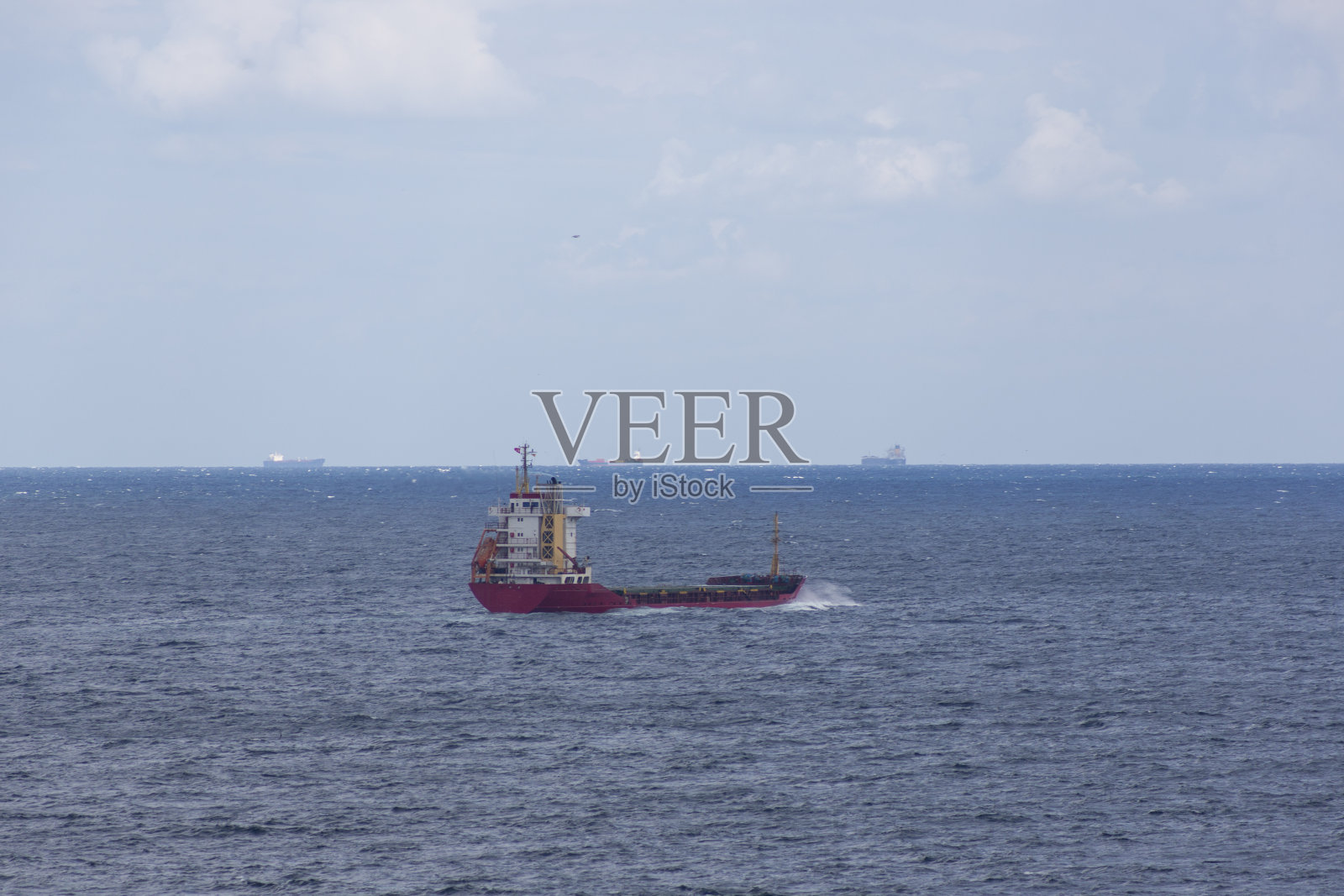 土耳其伊斯坦布尔beykoz黑海海岸附近博斯普鲁斯海峡的商业船只照片摄影图片