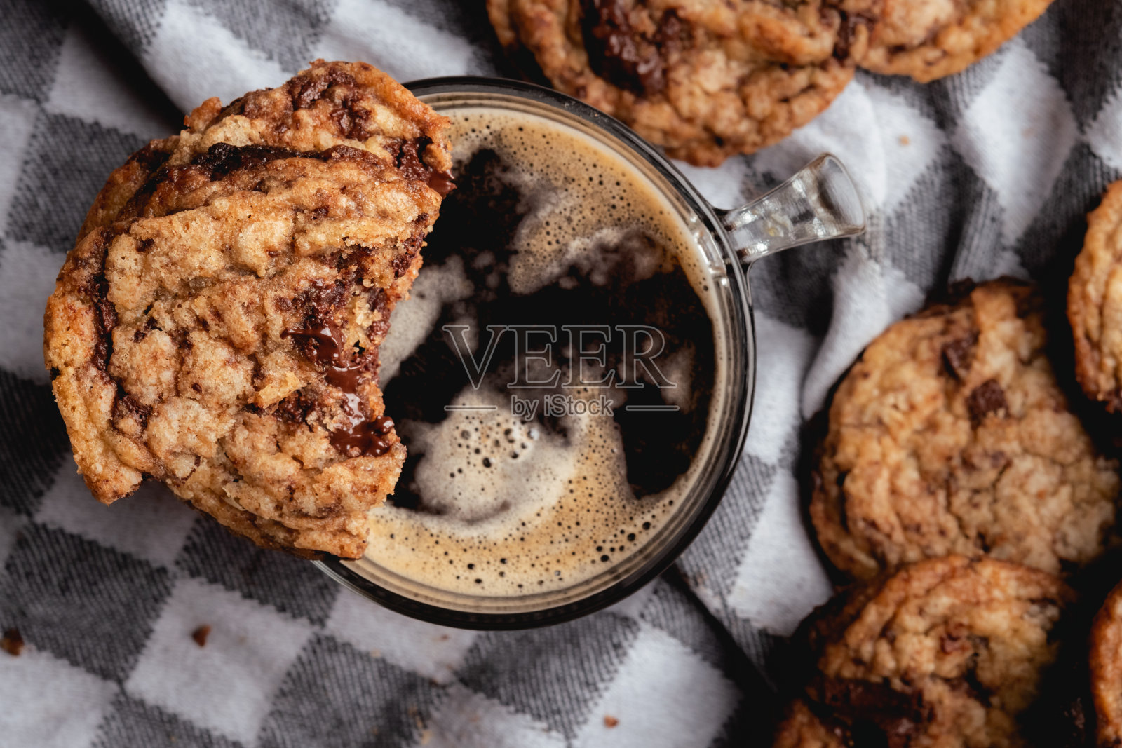一杯咖啡和自制饼干的俯视图照片摄影图片