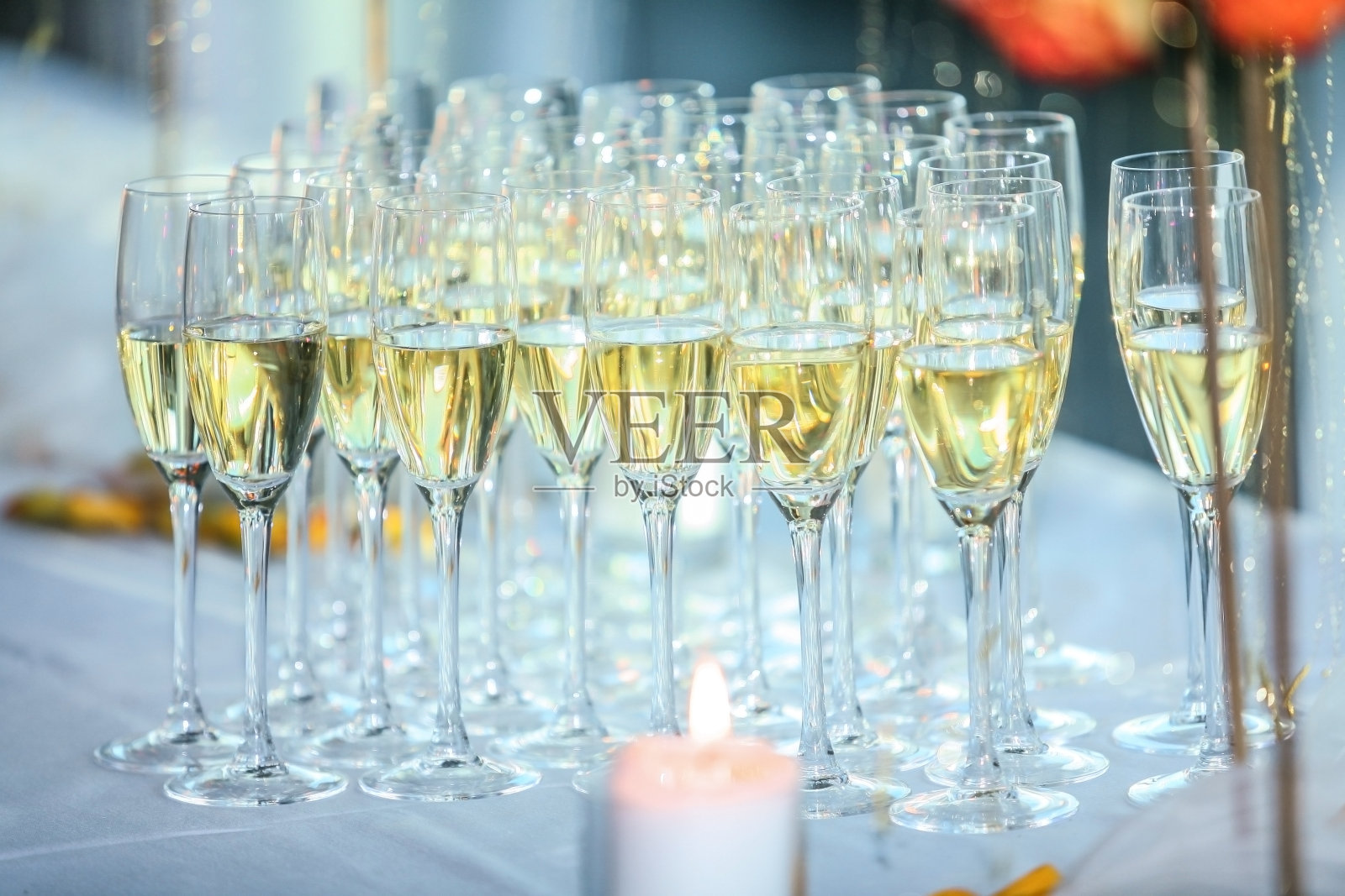 几杯起泡酒。宴会服务。照片摄影图片