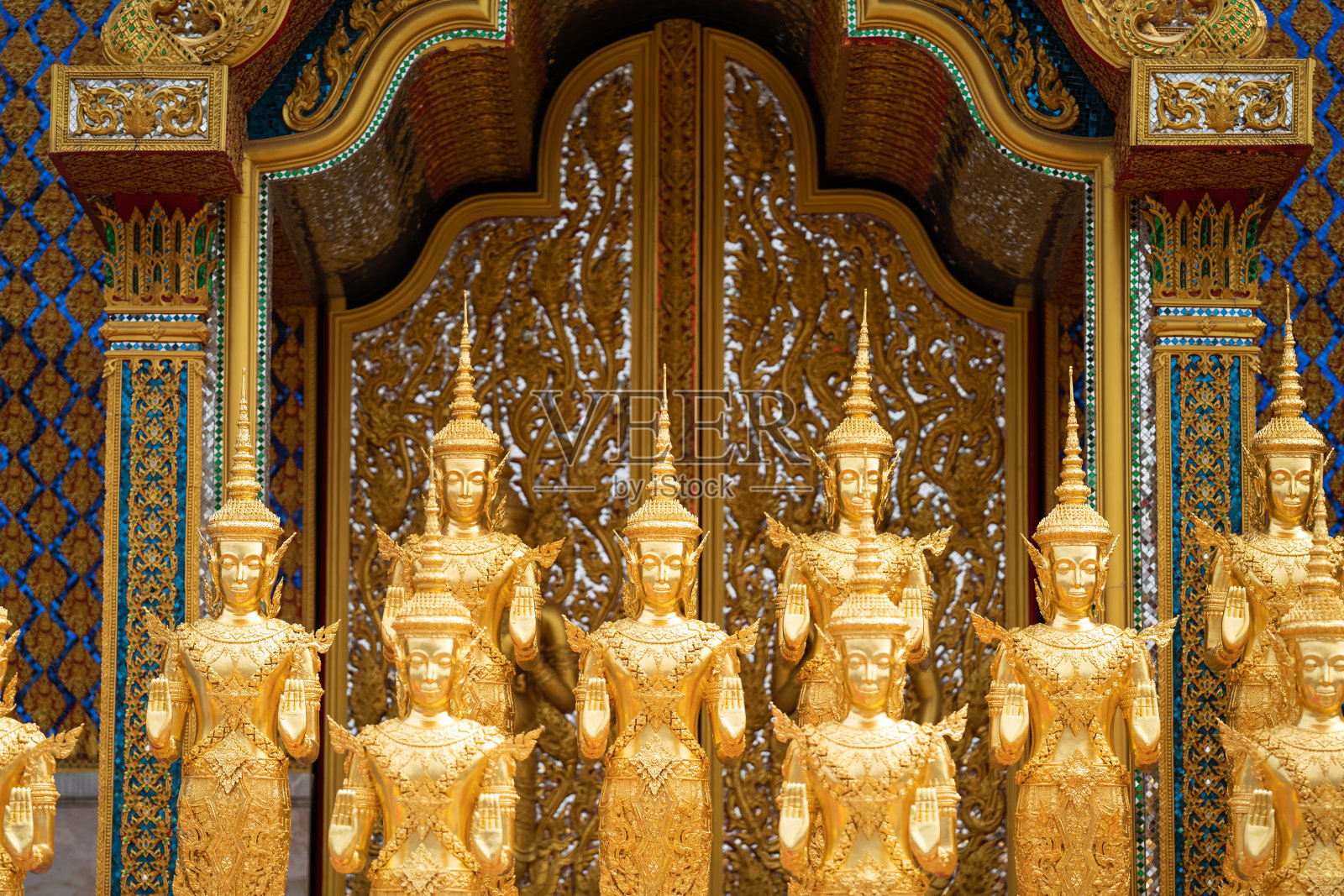 寺庙里立着许多金像照片摄影图片