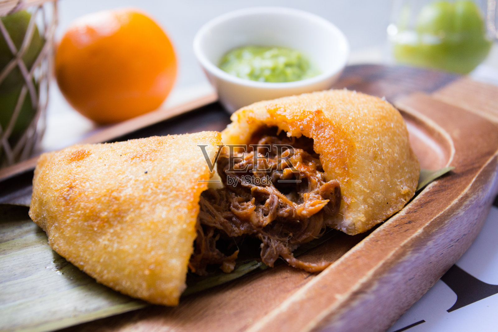 委内瑞拉肉馅卷饼是用预先煮好的白色或黄色玉米粉做成的。照片摄影图片