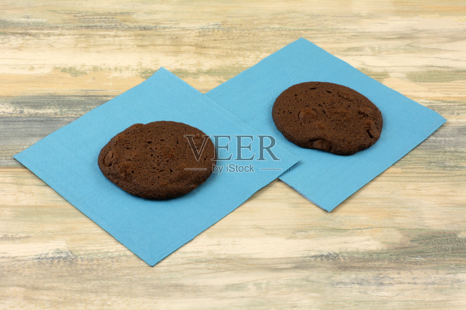 两份巧克力饼干加巧克力片照片摄影图片