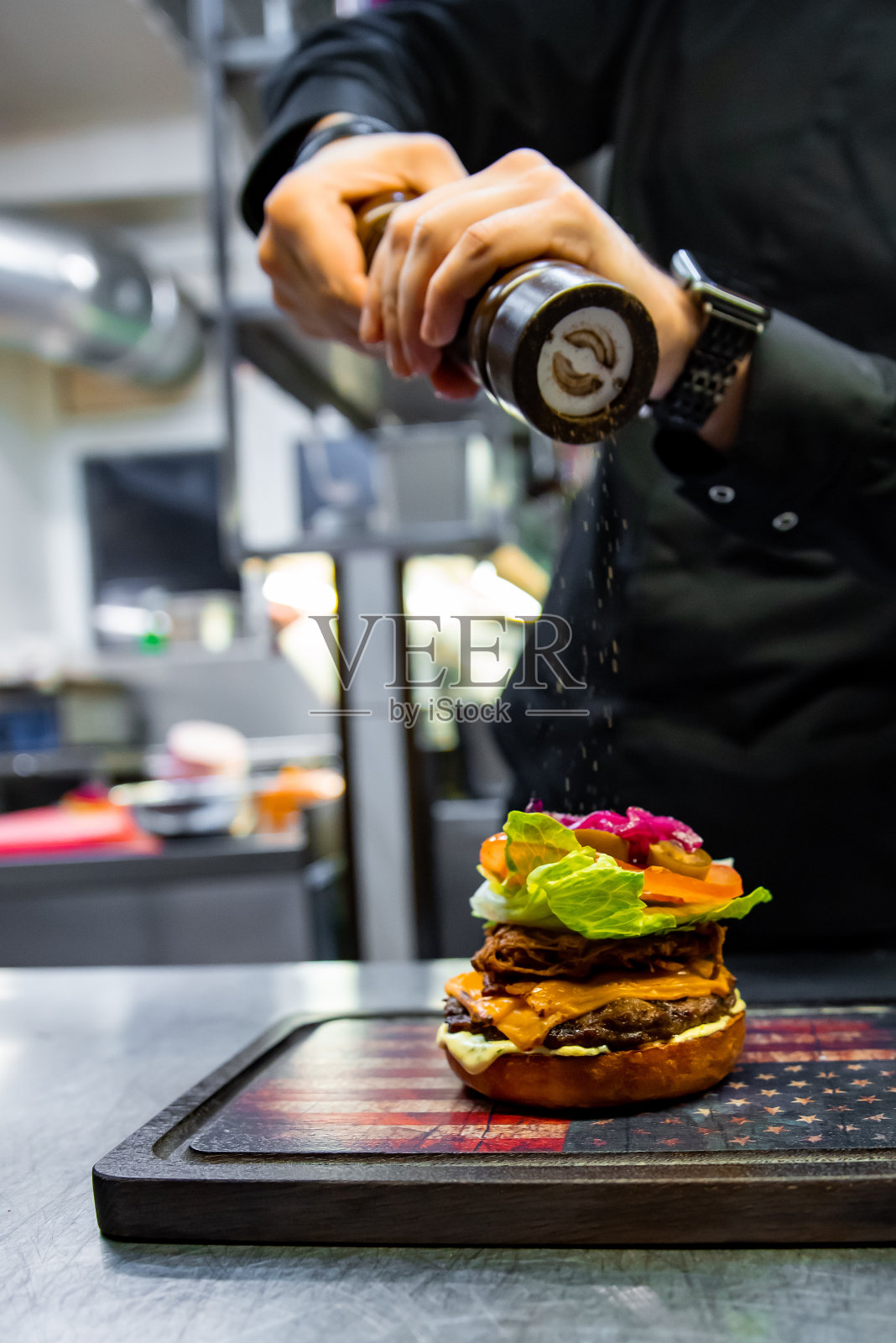 厨师在餐厅厨房一步步准备美味汉堡照片摄影图片
