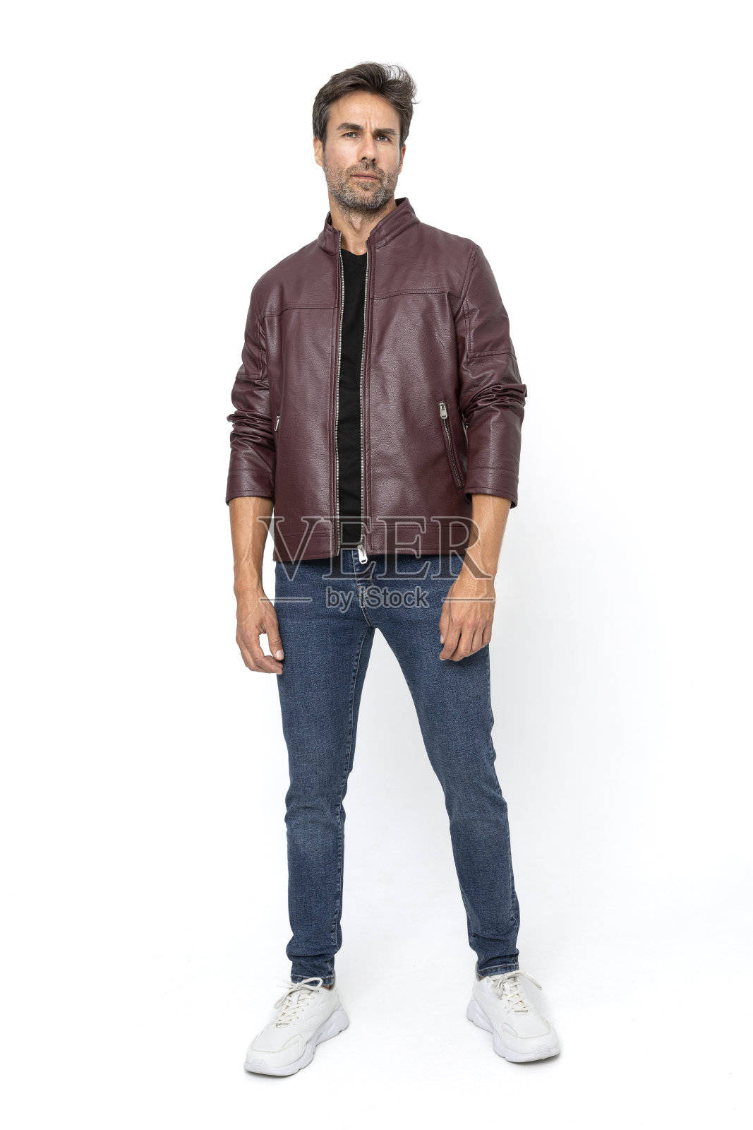 英俊的中年西班牙短粗胡须男子在白色工作室。照片摄影图片