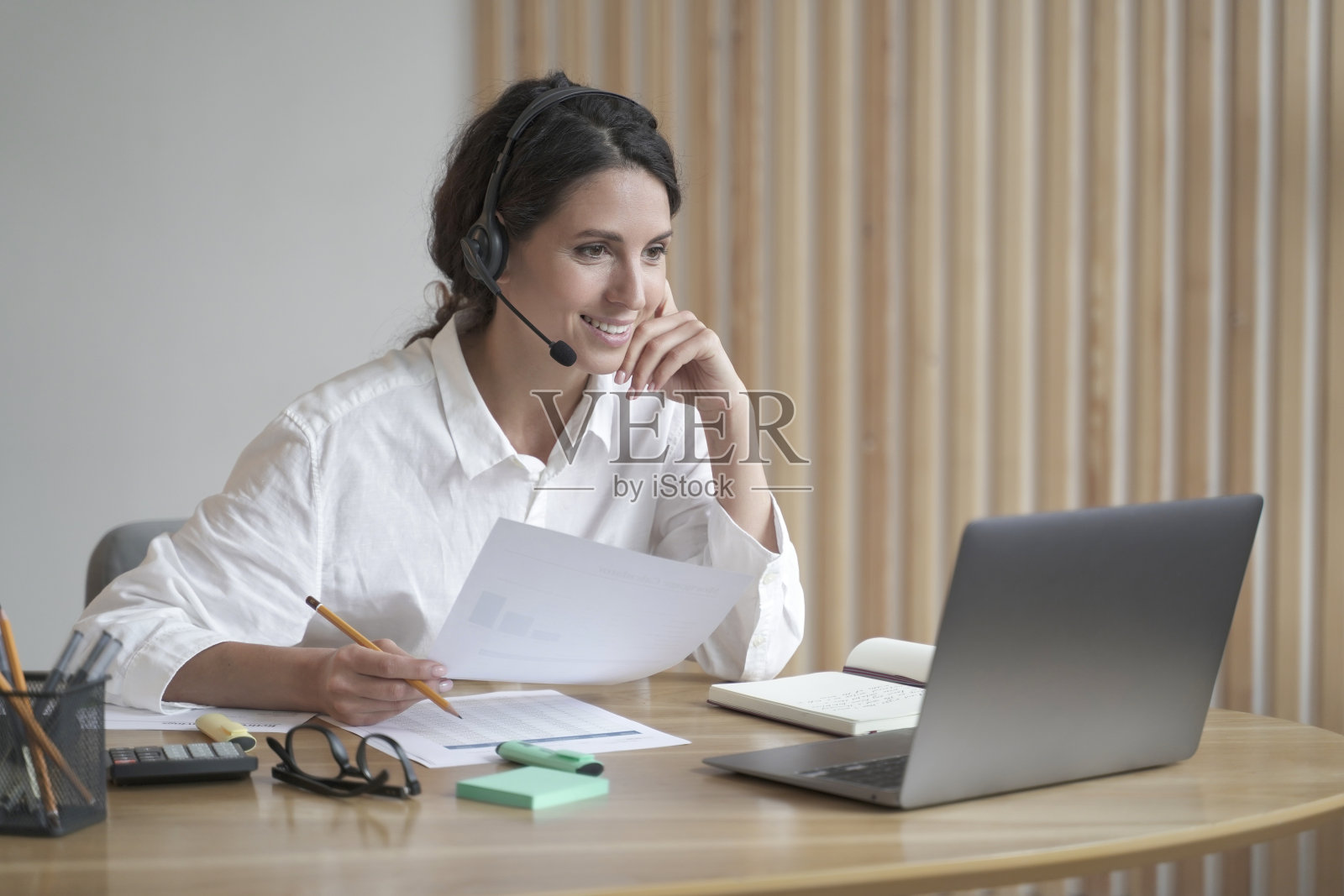 西班牙裔女教师使用笔记本电脑通过互联网辅导在线课程照片摄影图片