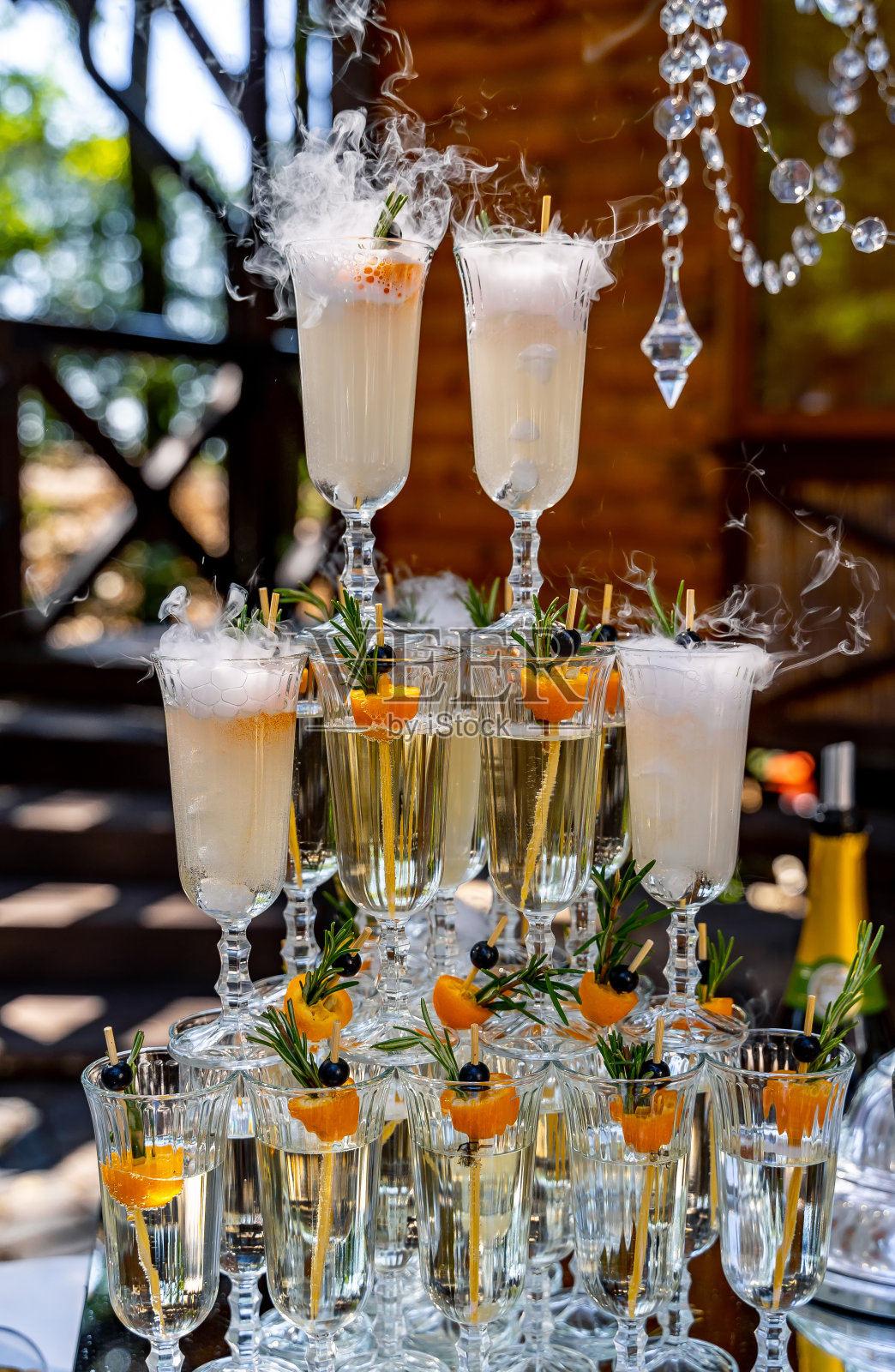 婚礼餐厅自助香槟。假日餐饮配香槟。照片摄影图片