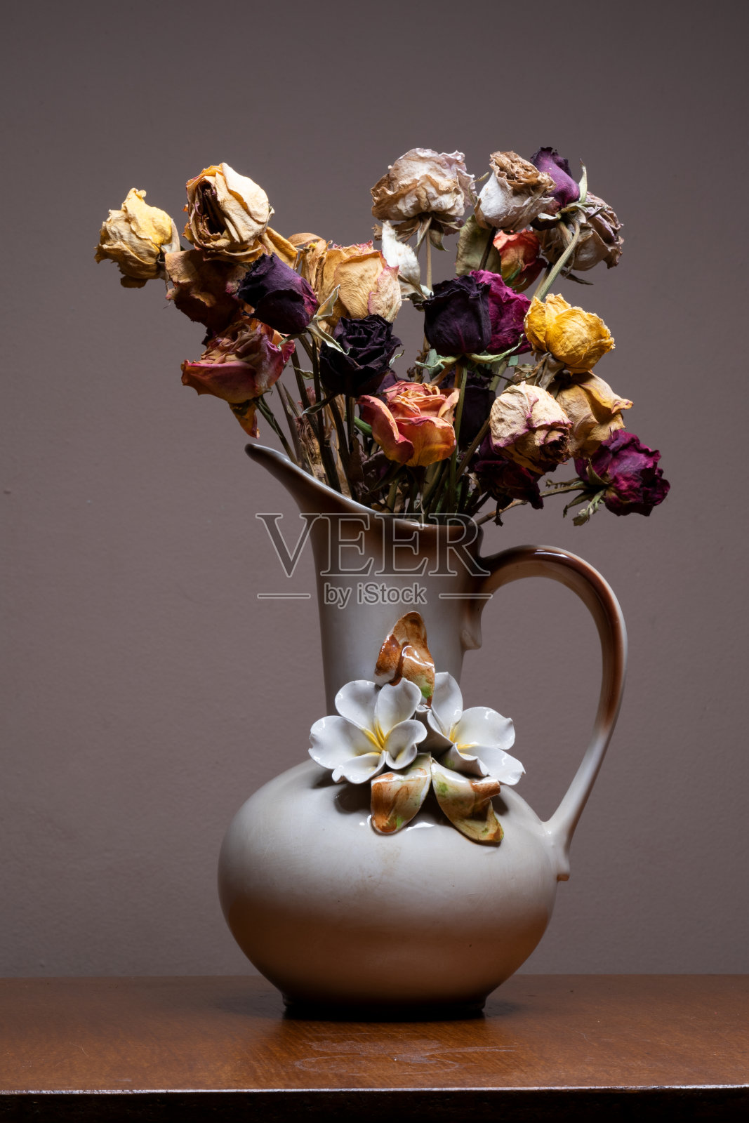 一束美丽的枯萎的干玫瑰在一个孤立的平原背景照片摄影图片