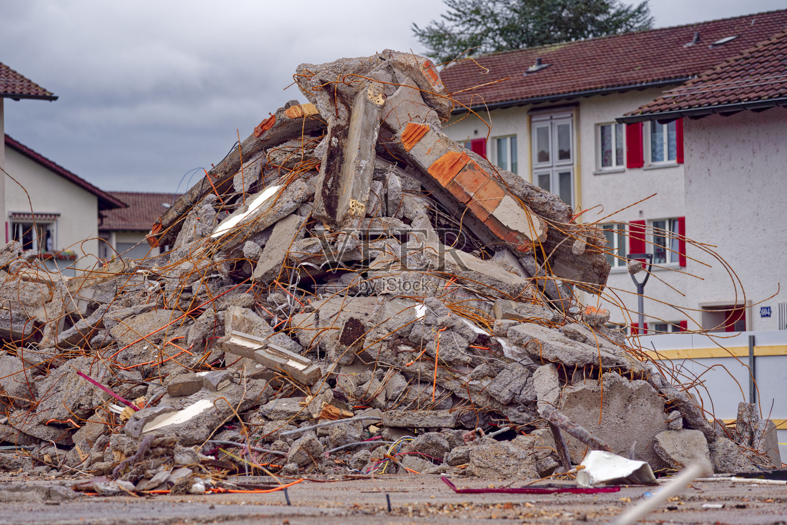 Pile of debris with concrete pieces, bricks and metal bars at City of Zürich on a cloudy autumn day.照片摄影图片