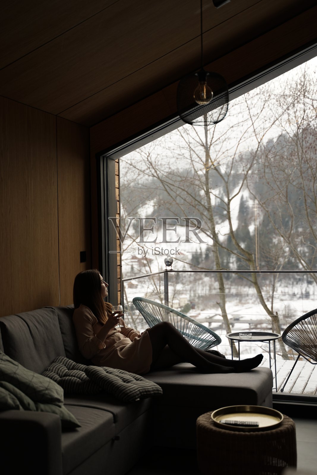 一个年轻的乌克兰女人在一个漂亮的小木屋的特写照片摄影图片