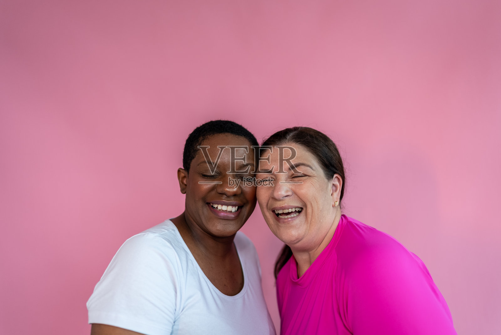 快乐的成熟的朋友一起在粉红色的背景照片摄影图片