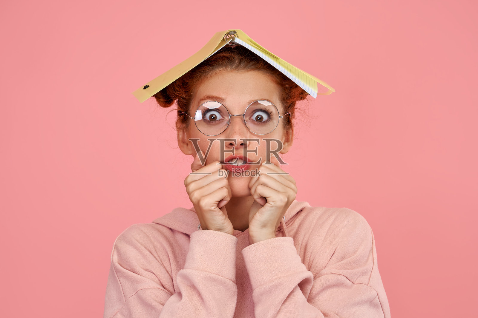 焦虑的姜女咬指甲的水平镜头照片摄影图片