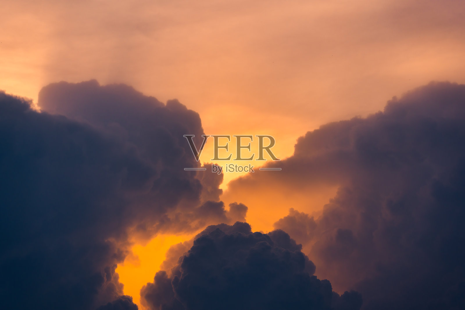 美丽戏剧性的天空和积云在日落照片摄影图片