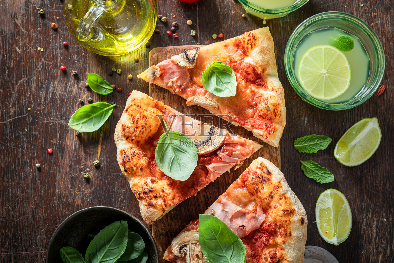 用火腿和蘑菇做成的热Capricciosa披萨。意大利披萨。照片摄影图片