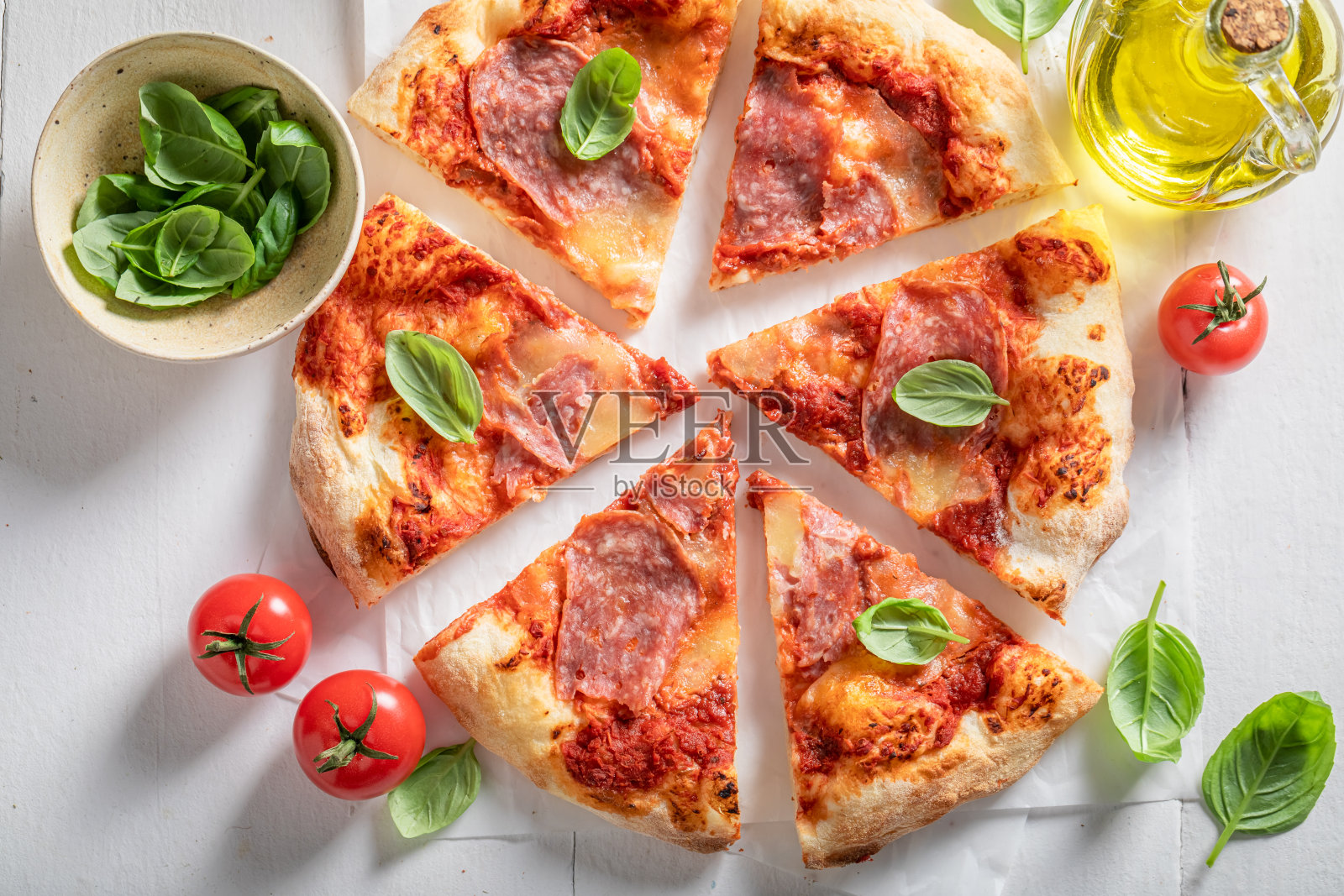 传统新鲜的披萨配柠檬水。经典的意大利菜。照片摄影图片