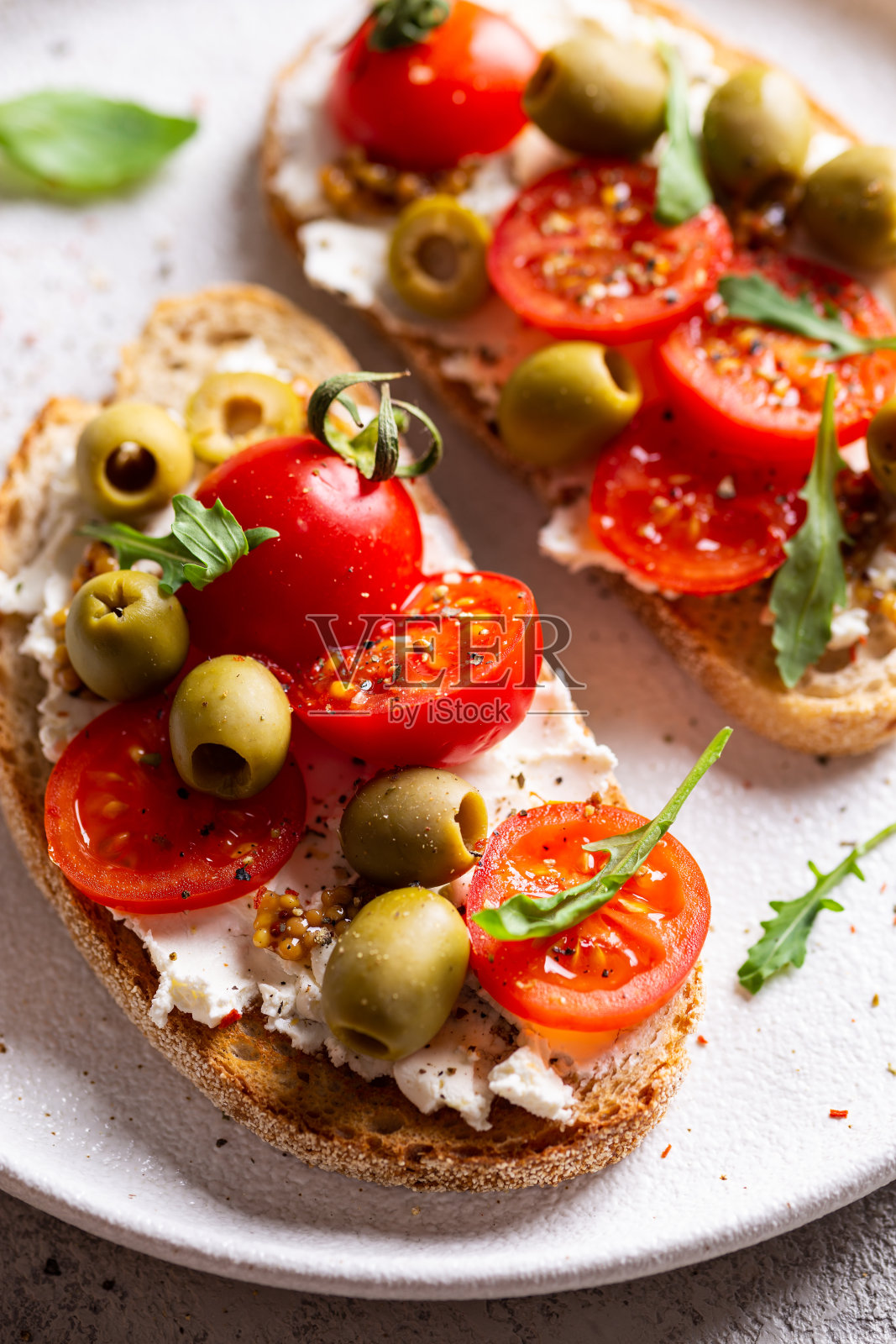 开胃菜配番茄橄榄意式烤面包照片摄影图片