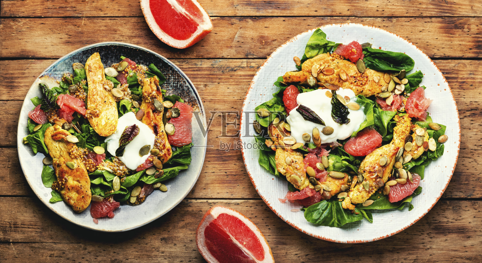 新鲜沙拉配烤鸡胸肉,香草和水果照片摄影图片