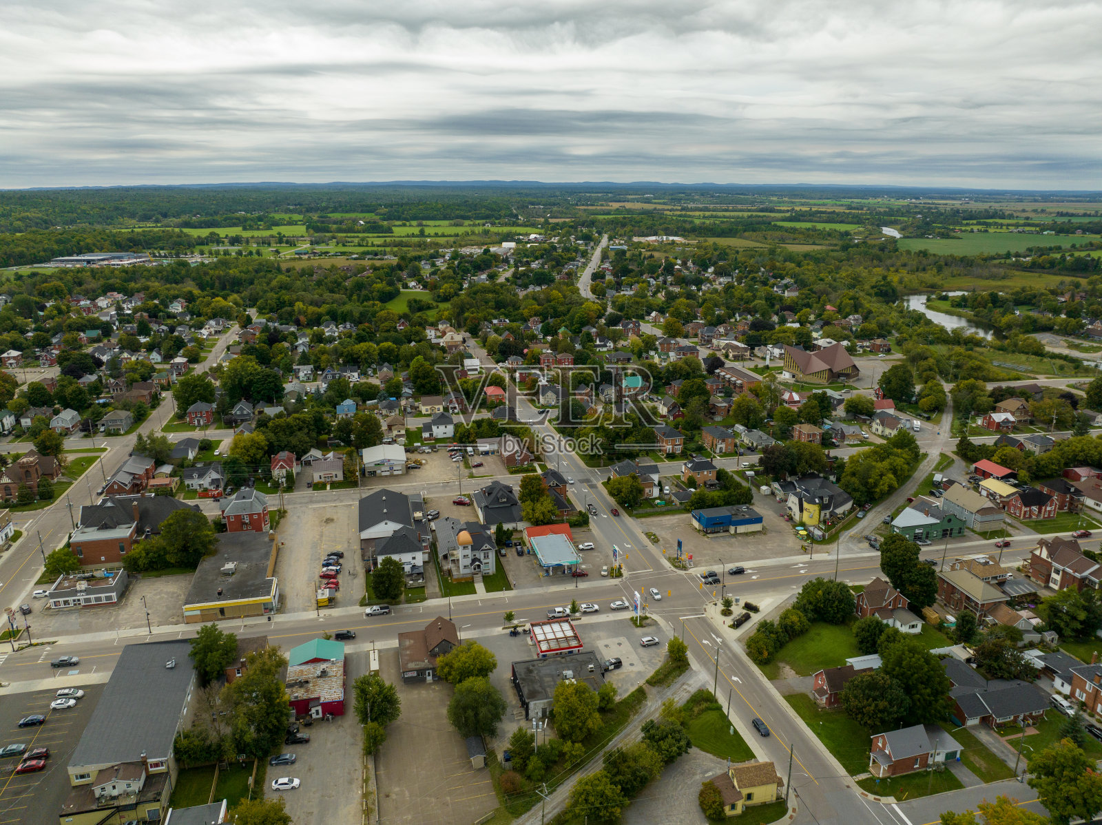 加拿大安大略省伦弗鲁的空中城市景观照片摄影图片