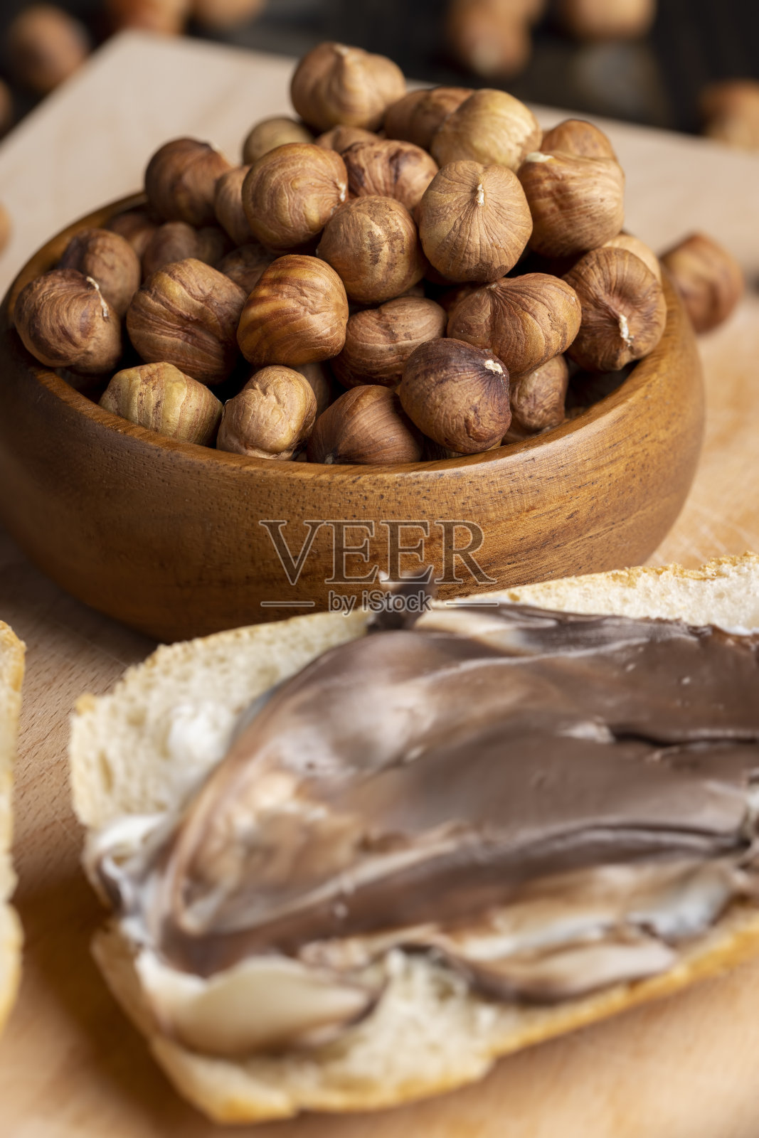 烹饪过程中去皮的榛子,特写照片摄影图片