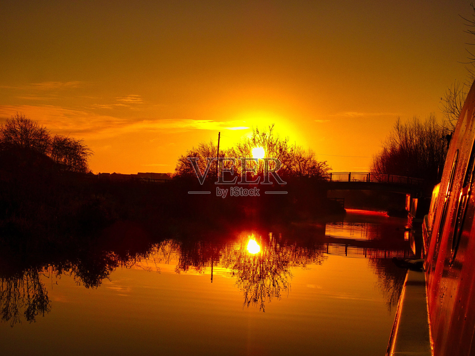 英国夕阳映在水中照片摄影图片