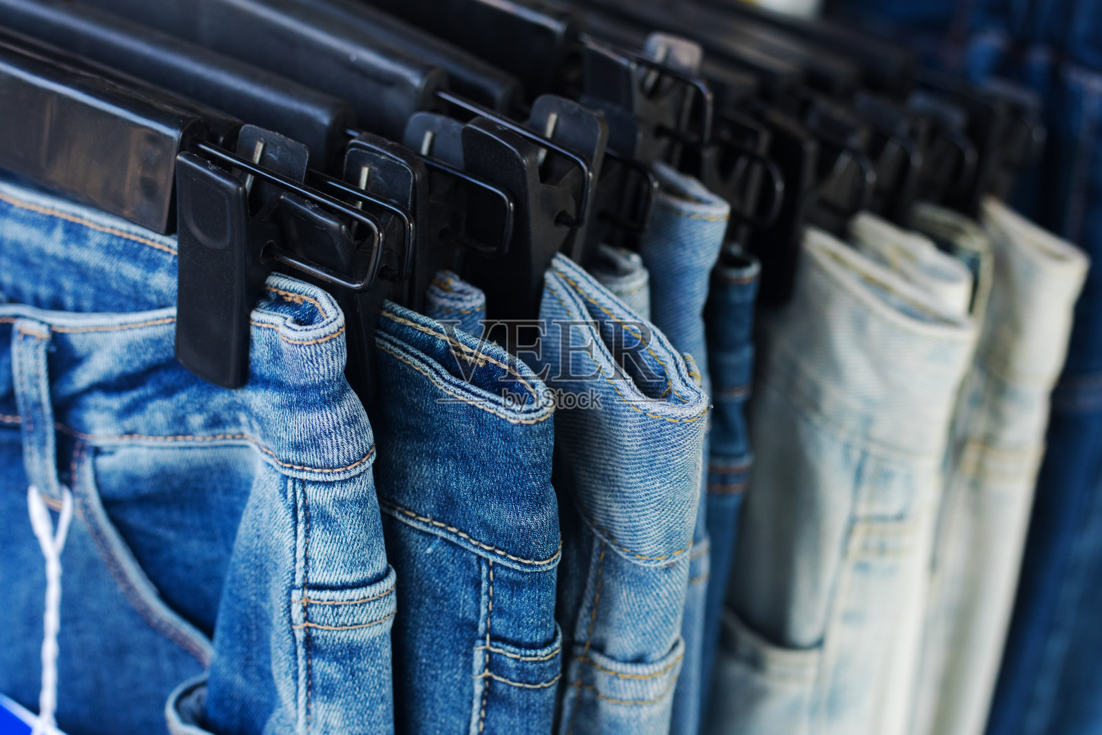 在时装店买牛仔裤照片摄影图片