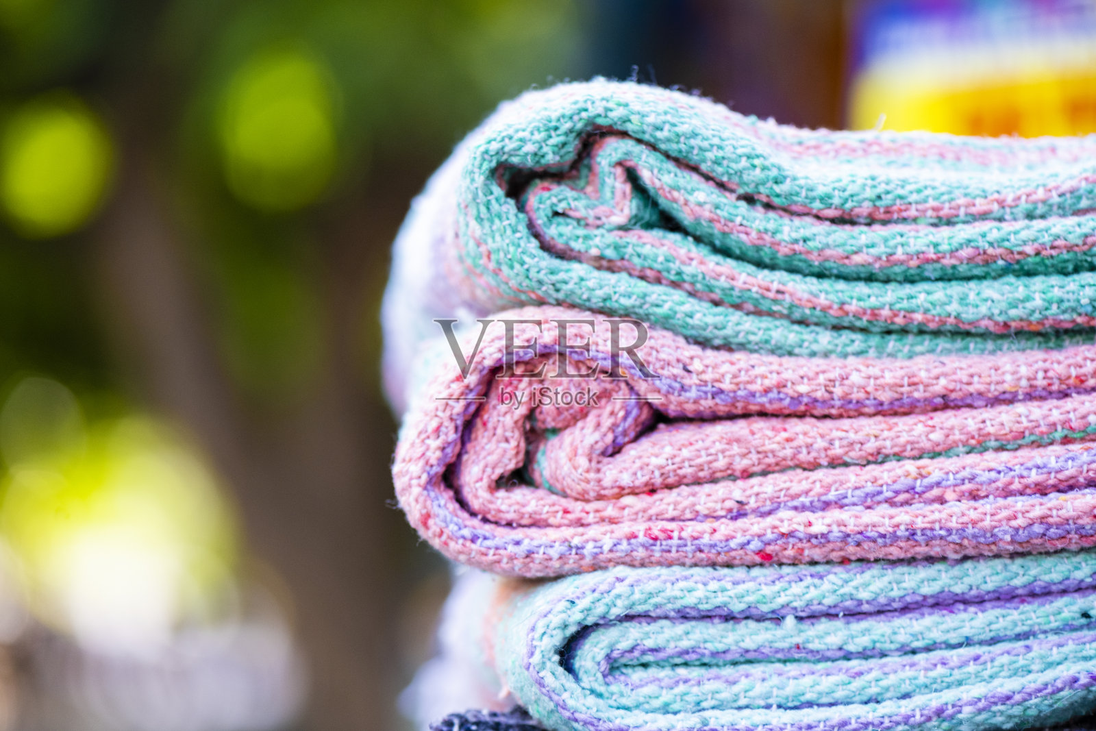 在墨西哥卡门海滩出售的彩色毛毯的特写照片摄影图片