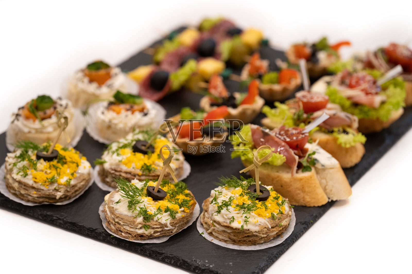 美味的节日小吃摆在餐桌上,食物是美食家。照片摄影图片