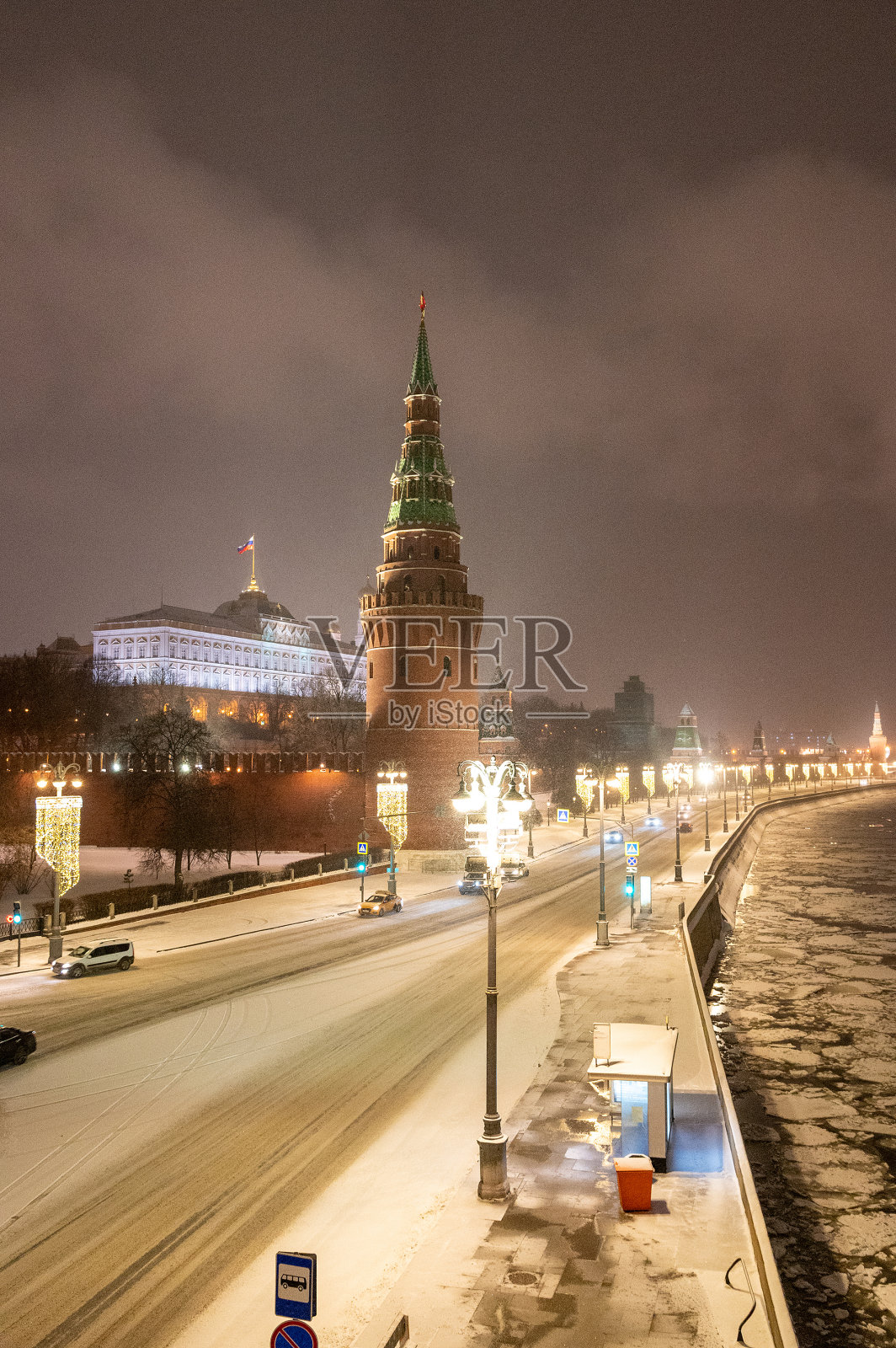 莫斯科克里姆林宫的塔。在红场附近的一个下雪的冬天晚上,寒冷而荒凉的莫斯科街道照片摄影图片