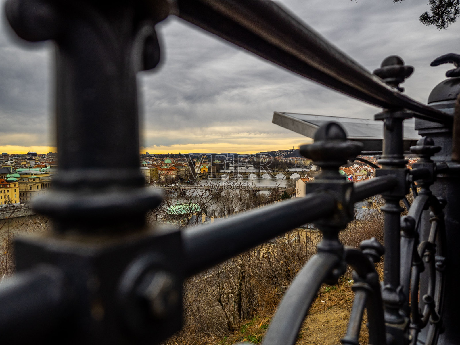 黑色金属栏杆的特写镜头,背景是城市景观照片摄影图片