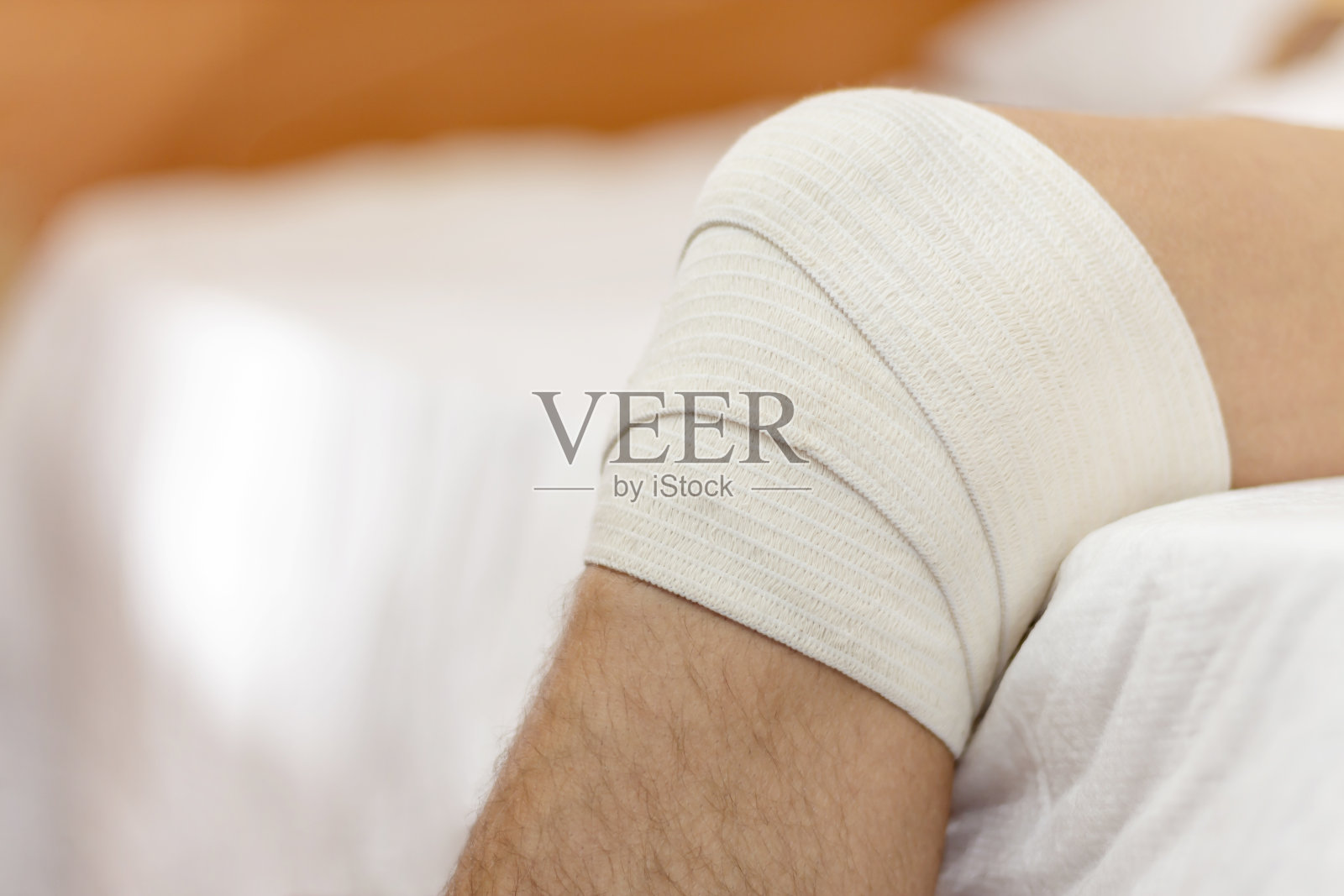 男子腿部用纱布包扎。膝关节关节误吸。保健和医药概念。照片摄影图片