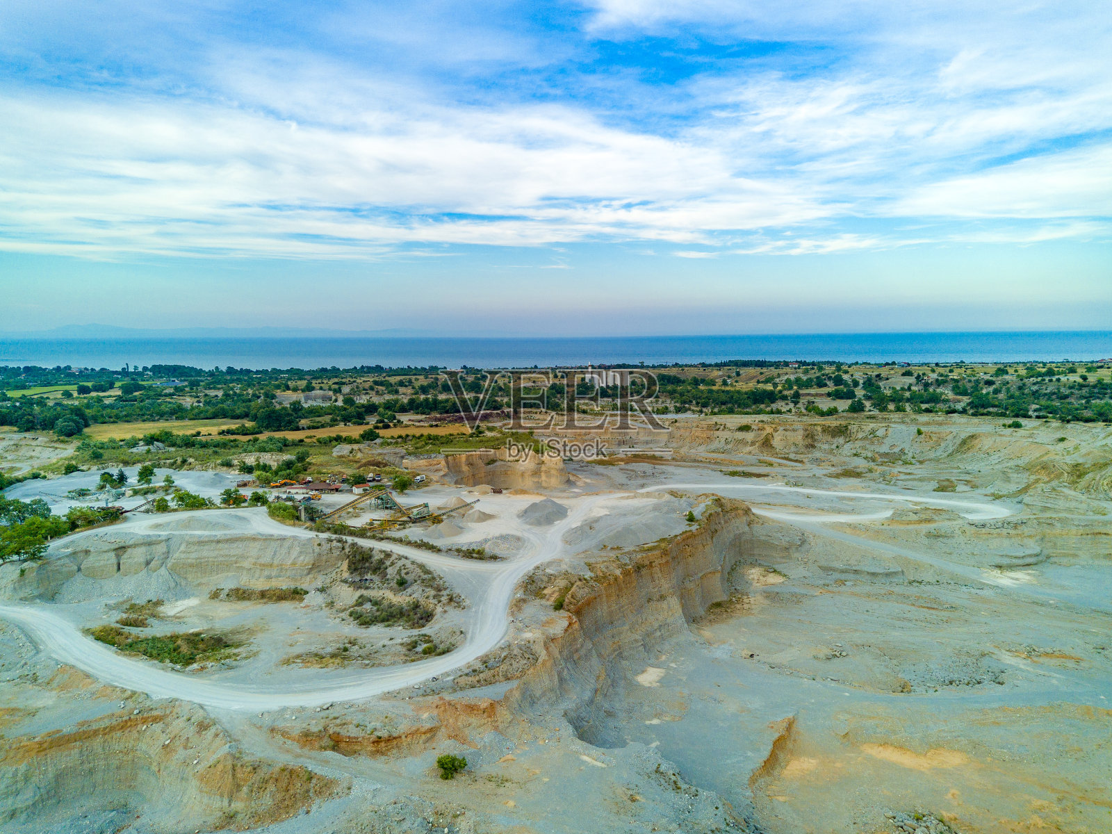 黑山的沙坑和在群山背景下提取沙子的现代设备和机器照片摄影图片