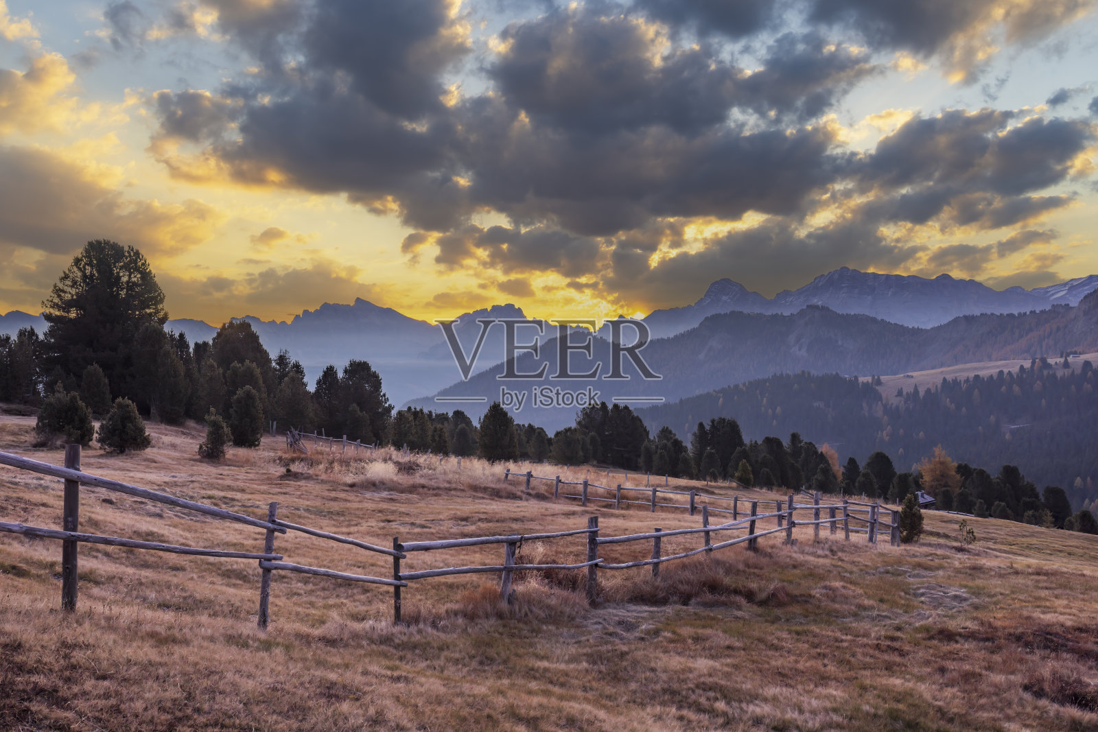 意大利南蒂罗尔,圣马丁德托尔附近的多洛米提的Peitlerkofel山照片摄影图片