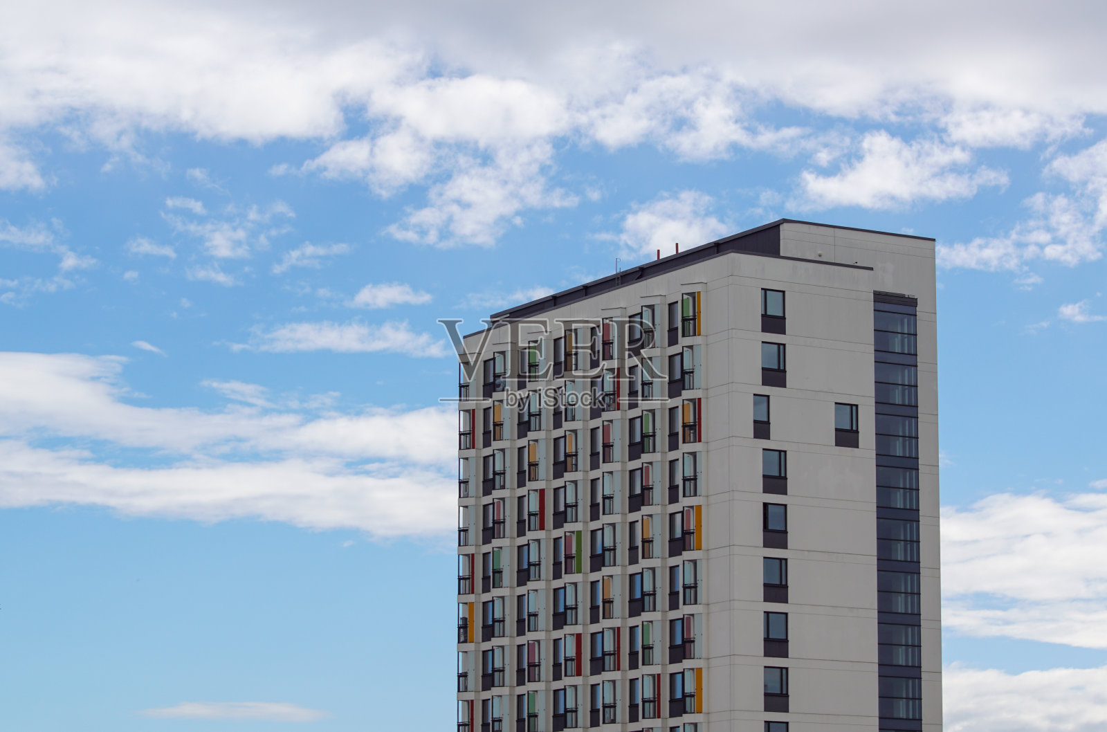 现代建筑对天空的低角度视图照片摄影图片