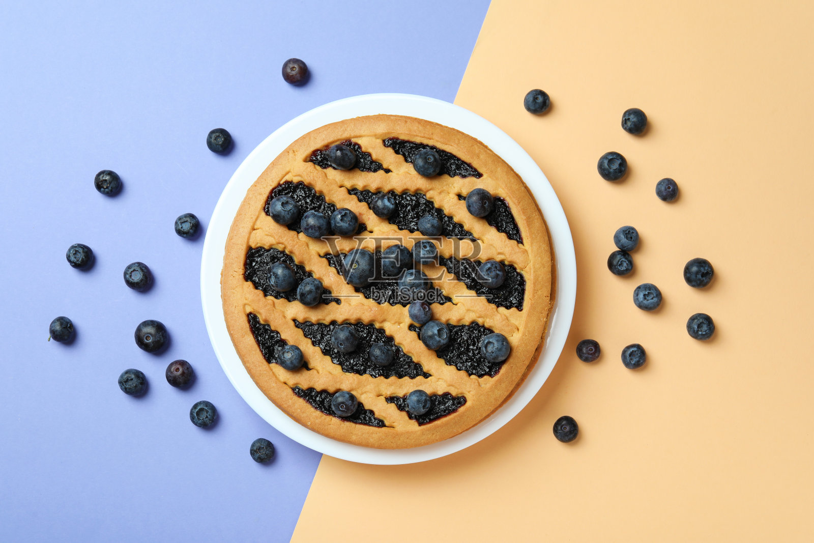 美味的蓝莓派,两色背景的浆果照片摄影图片