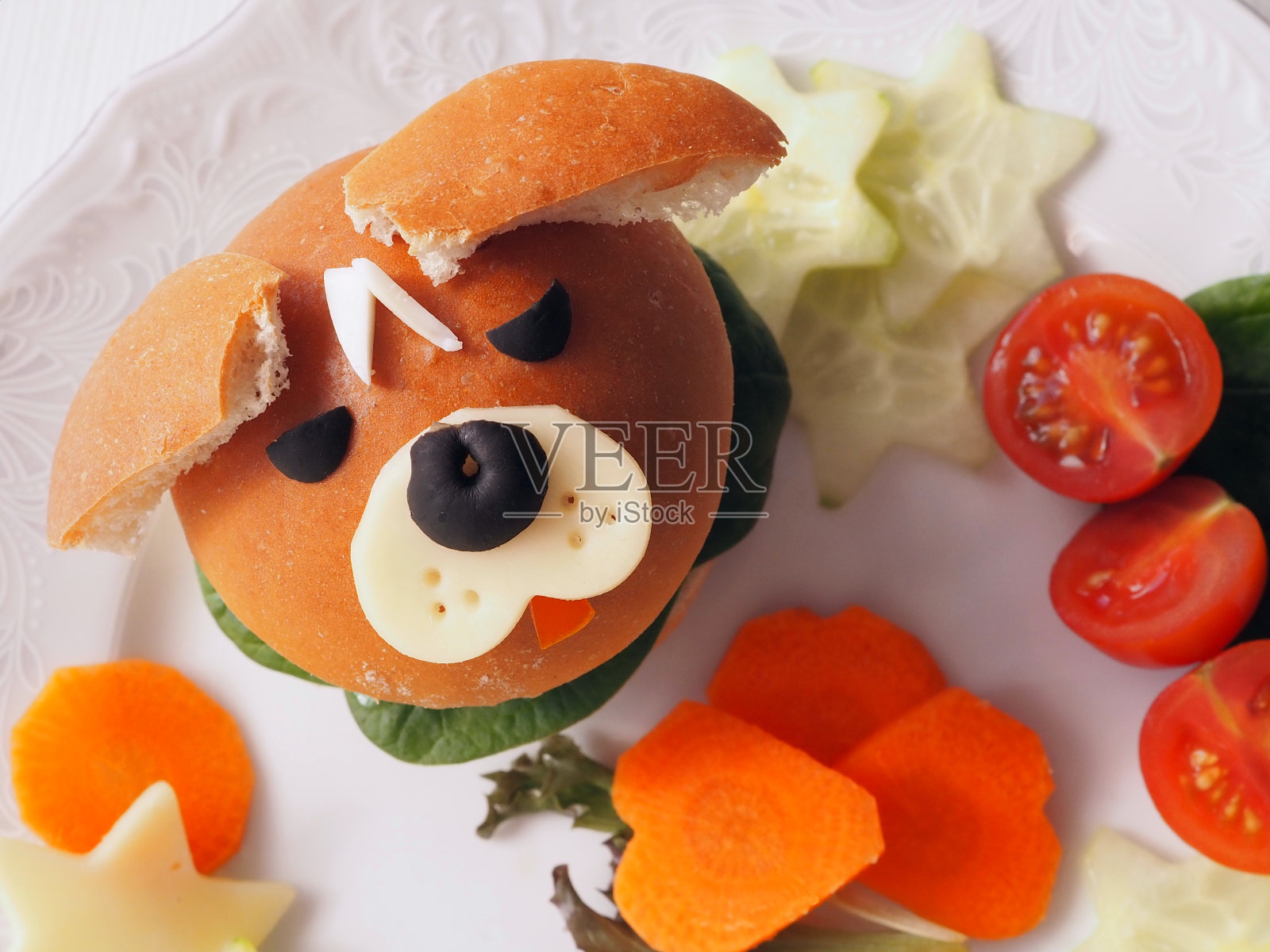 由汉堡制作的有趣的狗嘴,孩子们有趣的食物艺术照片摄影图片